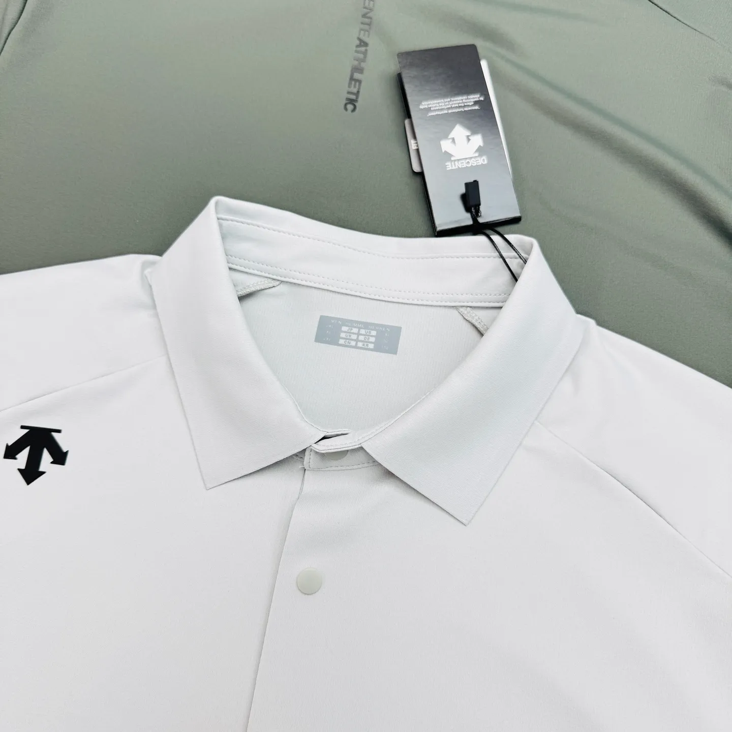 Jacket . Shorts ⚜️DEDSNEER quick-drying short-sleeved POLO shirt, solid color simple design, quick-drying moisture-absorbent Breathable fabric, super refreshing in summer! Lapel + slim fit, comfortable and slim fit, Classic logo on the shoulders. Simple and clean. Brand logo on the back is low-key and stylish. It can be easily controlled for daily commuting, outdoor sports, and leisure. It goes well with shorts or casual pants. It is a must-have Versatile item in the summer wardrobe! All three standards! Color: Black.Green.Light Gray.Sizes: M-3XL (L is recommended for 175/145 pounds)