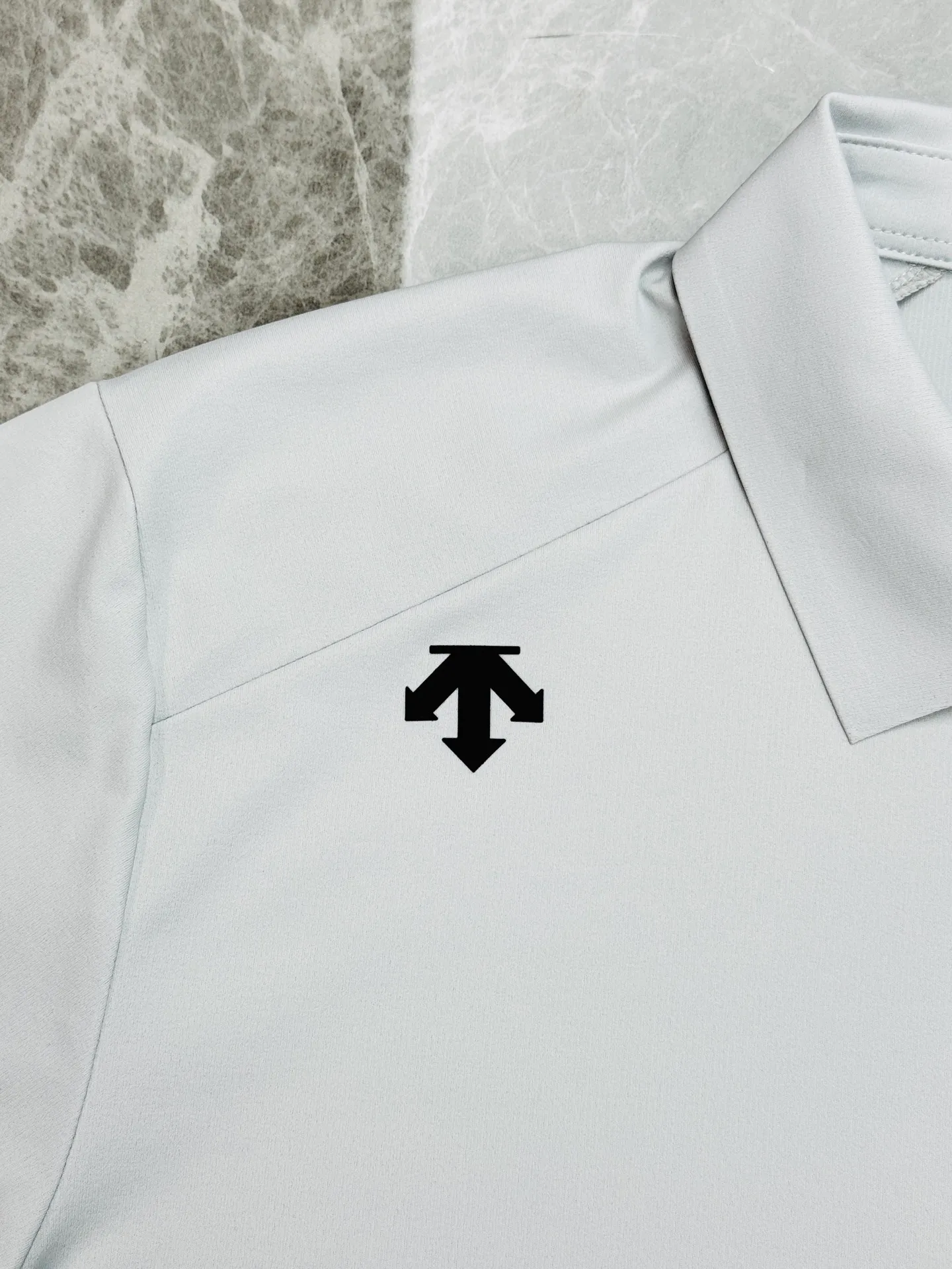 Jacket . Shorts ⚜️DEDSNEER quick-drying short-sleeved POLO shirt, solid color simple design, quick-drying moisture-absorbent Breathable fabric, super refreshing in summer! Lapel + slim fit, comfortable and slim fit, Classic logo on the shoulders. Simple and clean. Brand logo on the back is low-key and stylish. It can be easily controlled for daily commuting, outdoor sports, and leisure. It goes well with shorts or casual pants. It is a must-have Versatile item in the summer wardrobe! All three standards! Color: Black.Green.Light Gray.Sizes: M-3XL (L is recommended for 175/145 pounds)