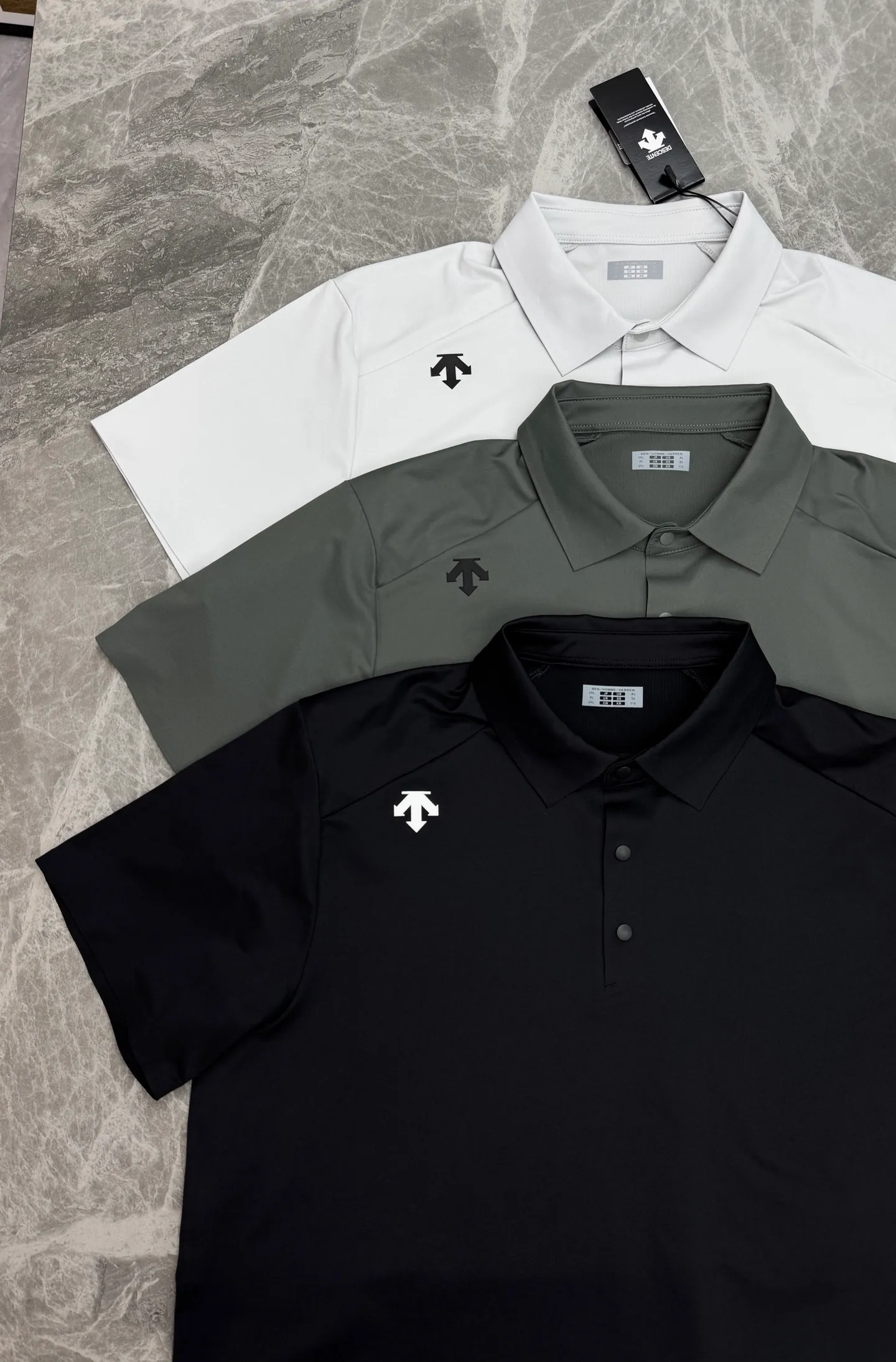 Jacket . Shorts ⚜️DEDSNEER quick-drying short-sleeved POLO shirt, solid color simple design, quick-drying moisture-absorbent Breathable fabric, super refreshing in summer! Lapel + slim fit, comfortable and slim fit, Classic logo on the shoulders. Simple and clean. Brand logo on the back is low-key and stylish. It can be easily controlled for daily commuting, outdoor sports, and leisure. It goes well with shorts or casual pants. It is a must-have Versatile item in the summer wardrobe! All three standards! Color: Black.Green.Light Gray.Sizes: M-3XL (L is recommended for 175/145 pounds)