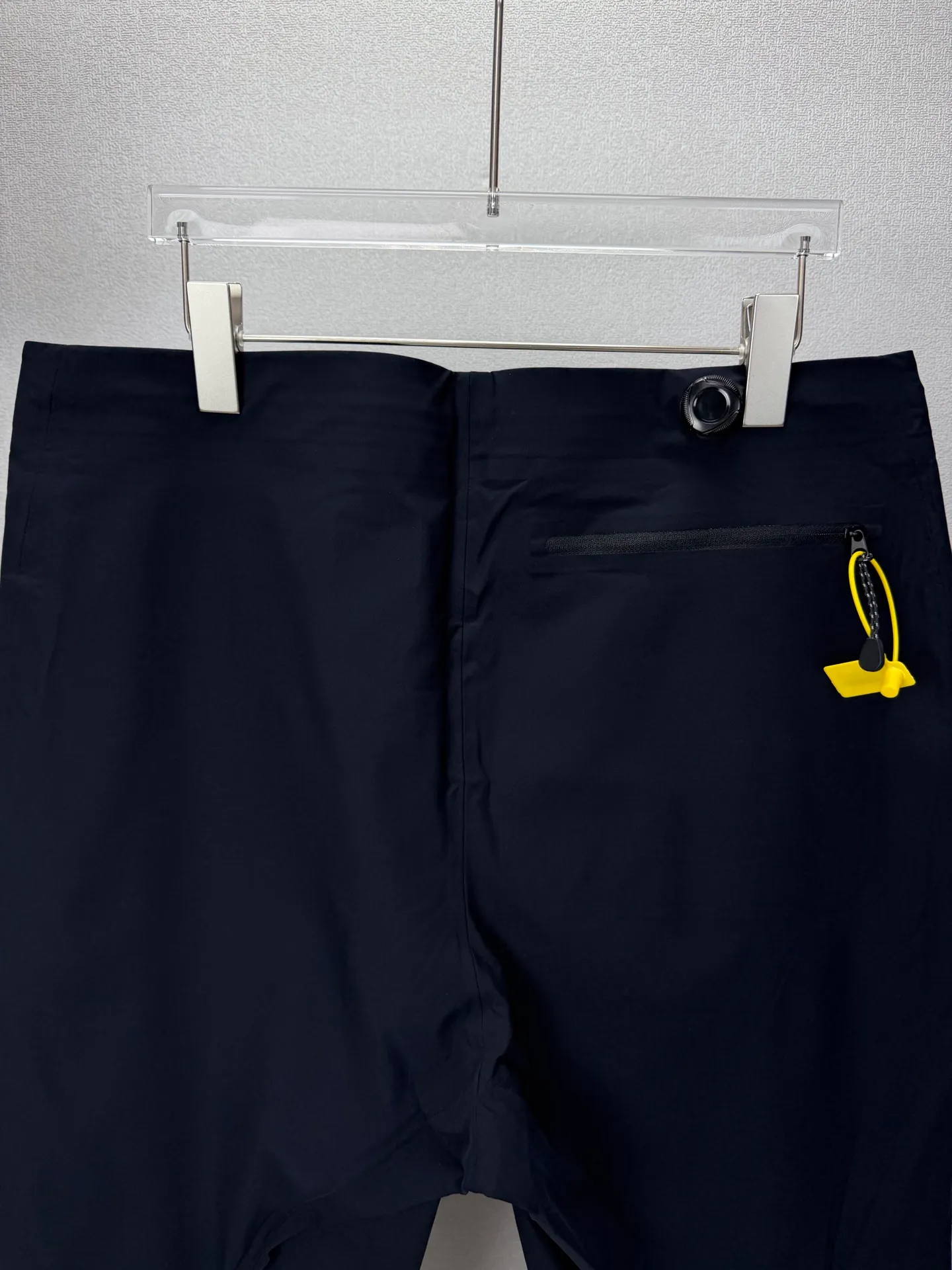 Descente 2026 New Arrival Outdoor Classic Logo Knob Couple Style Loose Straight Quick-drying Pants High Version High Version The fabric is made of polyester fiber composite waterproof fabric Internet celebrity Same Style High Version High Quality😘😘 The fabric is waterproofed, Wear-Resistant, light, breathable, waterproof, and feels very comfortable. The knob on the back of the pants 🉑️ adjusts the tightness! Fashionable and individual, super Versatile and good-looking quick-drying pants. Very suitable for both men and women. A must-have for everyone. Packaging, tag, collar label, washed wheat, complete 👍 Color: Black, Navy Blue, Khaki Size: M-3XL