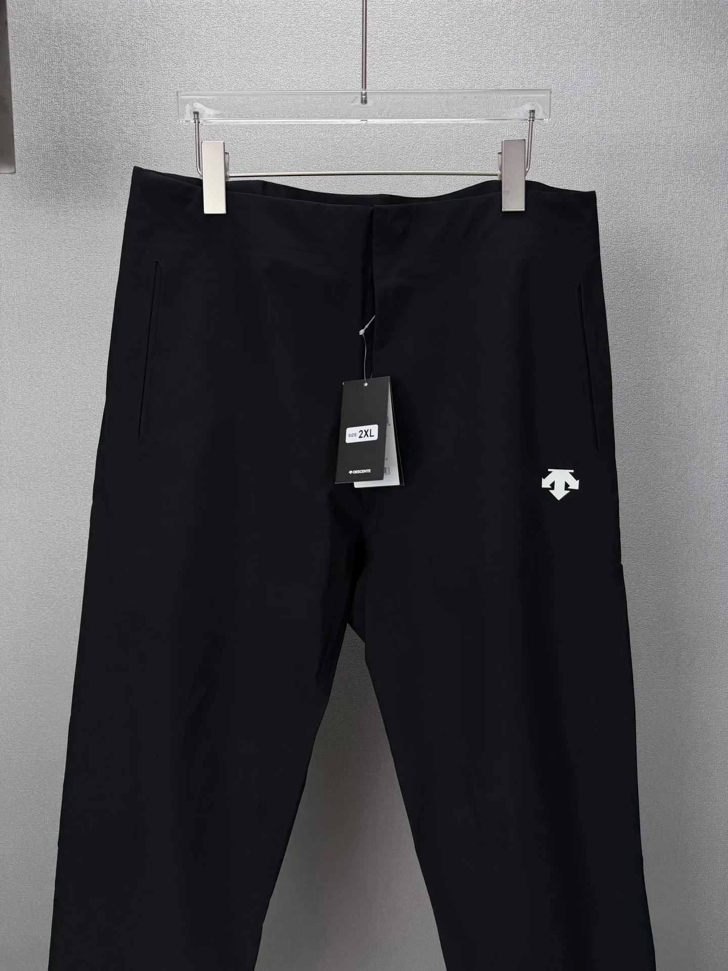Descente 2026 New Arrival Outdoor Classic Logo Knob Couple Style Loose Straight Quick-drying Pants High Version High Version The fabric is made of polyester fiber composite waterproof fabric Internet celebrity Same Style High Version High Quality😘😘 The fabric is waterproofed, Wear-Resistant, light, breathable, waterproof, and feels very comfortable. The knob on the back of the pants 🉑️ adjusts the tightness! Fashionable and individual, super Versatile and good-looking quick-drying pants. Very suitable for both men and women. A must-have for everyone. Packaging, tag, collar label, washed wheat, complete 👍 Color: Black, Navy Blue, Khaki Size: M-3XL