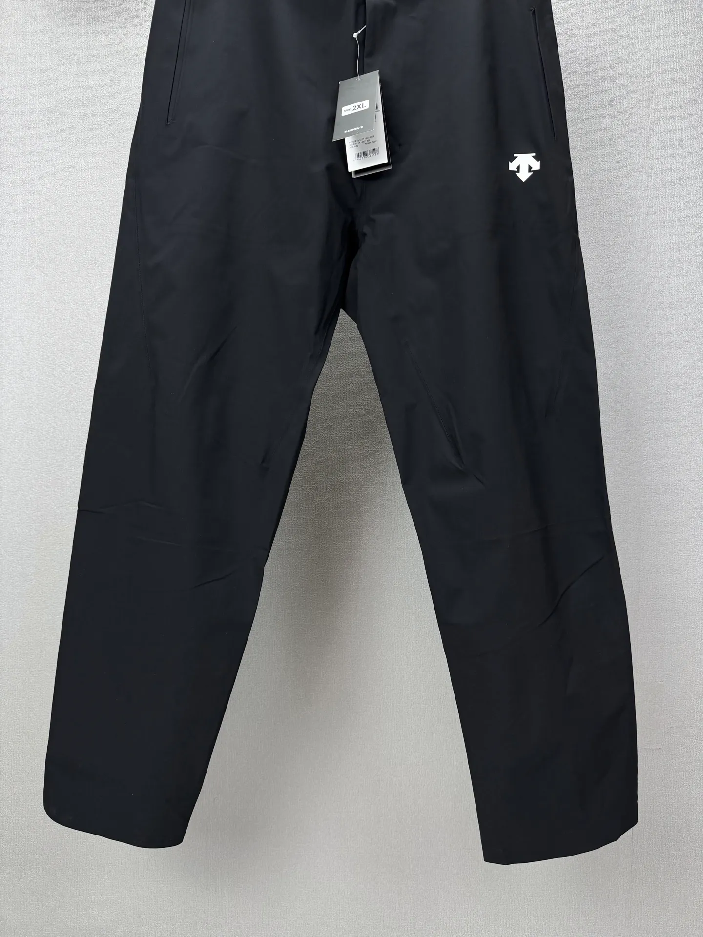 Descente 2026 New Arrival Outdoor Classic Logo Knob Couple Style Loose Straight Quick-drying Pants High Version High Version The fabric is made of polyester fiber composite waterproof fabric Internet celebrity Same Style High Version High Quality😘😘 The fabric is waterproofed, Wear-Resistant, light, breathable, waterproof, and feels very comfortable. The knob on the back of the pants 🉑️ adjusts the tightness! Fashionable and individual, super Versatile and good-looking quick-drying pants. Very suitable for both men and women. A must-have for everyone. Packaging, tag, collar label, washed wheat, complete 👍 Color: Black, Navy Blue, Khaki Size: M-3XL