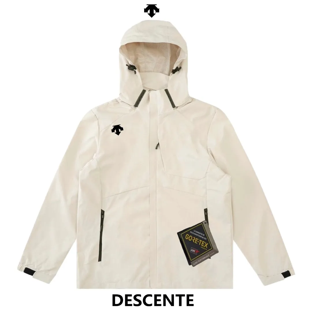 DESCENTE/Desante counters have new products at the same time! High-quality goods! Don’t miss it if you like it. Cabinet synchronization model! Export order goods from trading companies, Descente thin jacket waterproof jacket. The fabric is made of lightweight, water-repellent Breathable, GORE-TEX Pro fabric and soft Wear-Resistant N X fabric composite fabric, windproof, breathable, lightweight, Wear-Resistant, DWR treatment (water repellent) can condense water droplets on the fabric, so you are not afraid of rain for outdoor leisure, more suitable and comfortable, three-dimensional slim tailoring, increased breathability flexibility for high-intensity activities, adjustable hood drawstring, extra comfortable. The inner liner is made of honeycomb mesh breathable material, no stuffiness, and super breathable! Highly reproduced, it is definitely a rare and good jacket! ! ! Color: Apricot Black Sizes: L-4XL