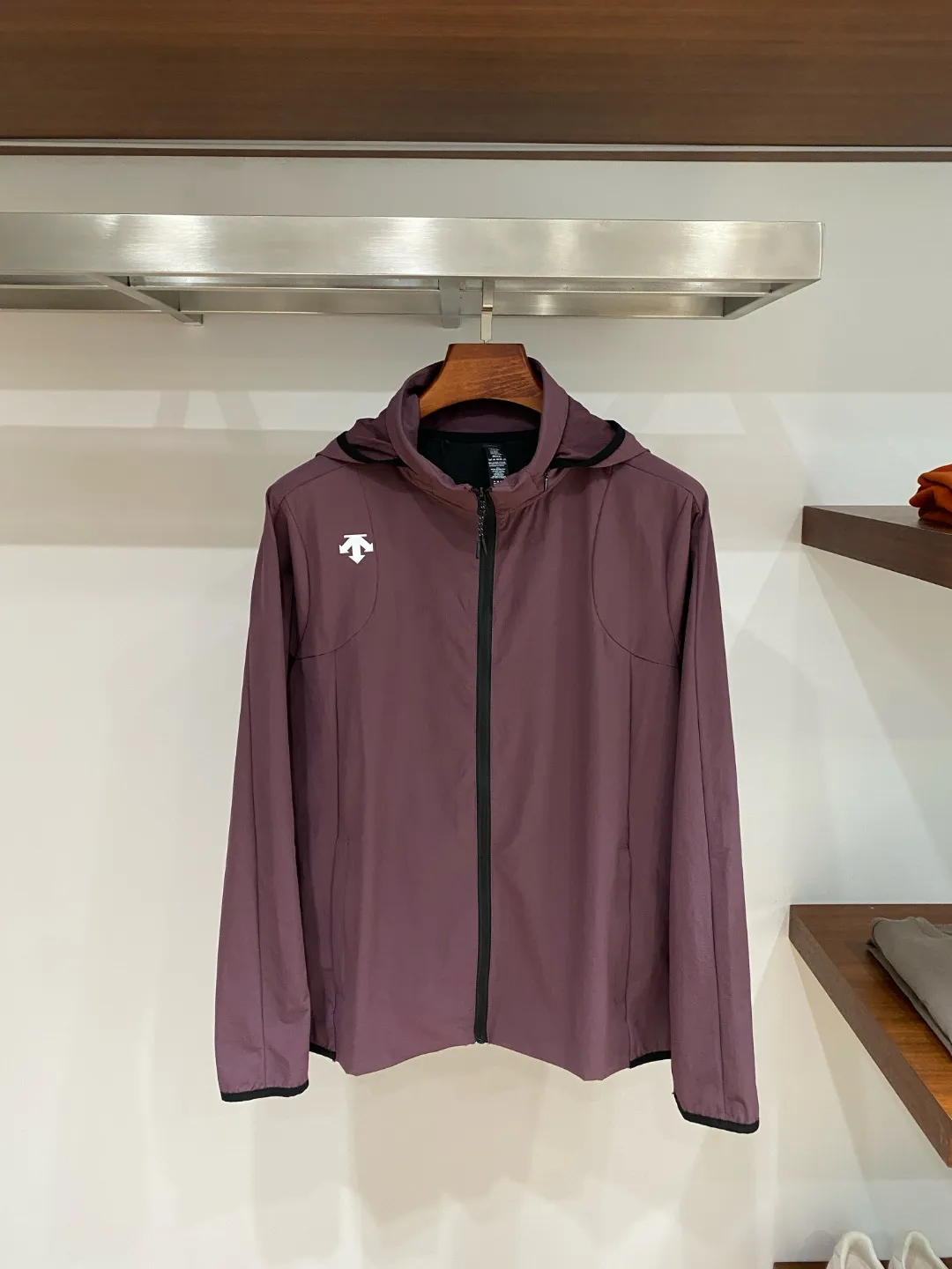 𝐃𝐄𝐒𝐂𝐄𝐍𝐓𝐄Descente TRAINING Series early autumn hooded jacket [hat can be stored] The fabric is made of original Disange mountaineering cloth, 80% nylon + 20% spandex golden ratio, slightly elastic and comfortable, stiff and anti-wrinkle. The thin design is lightweight and breathable, and the fit is comfortable and tolerant. Versatile is practical and can be worn easily whether commuting in the city or light outdoor adventures, creating a relaxed and comfortable daily life! Color: Elegant black/dark green/phantom purple/core gray Size: M-3XL [175-140 pounds wear L]