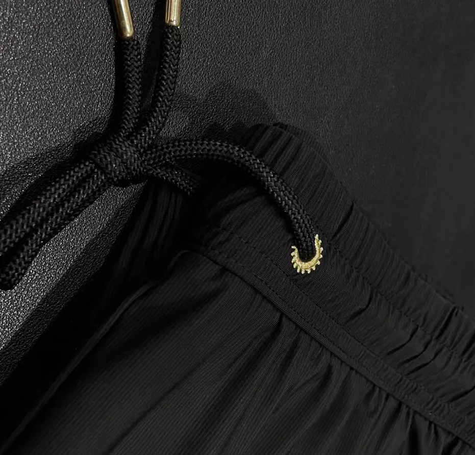 Descente summer New Arrival four-way elastic quick-drying ice silk pants! Classic Hot Sale is coming! Pure welfare! Four-way stretch fabric is famous for its elasticity, and most major brands of pants use this fabric! Comfort is the key, and the shape of these pants! Super slim! In short, whoever wears it knows it! You’ll understand when you see the real thing! The fabric is so thin that even if it is black, it is not afraid of absorbing heat in summer! The upper body is really cool! Great pants that are smooth, comfortable and anti-wrinkle! The trousers are designed with a loose waist and drawstring hems! The most comfortable and silky summer pants that I highly recommend! Breathable black technology stretch silky sports pants! Zui new technology ice silk milk silk quick-drying Breathable fabric! Bombs from all sides! Super elastic! Wear the slippery and cool fried chicken to enjoy! It can be said that it feels better than not wearing it at all! Ice silk pants that I don’t want to take off after I put them on! This is the only batch, if you grab it, you will make a profit! Color: Black Gray Size: S-XL