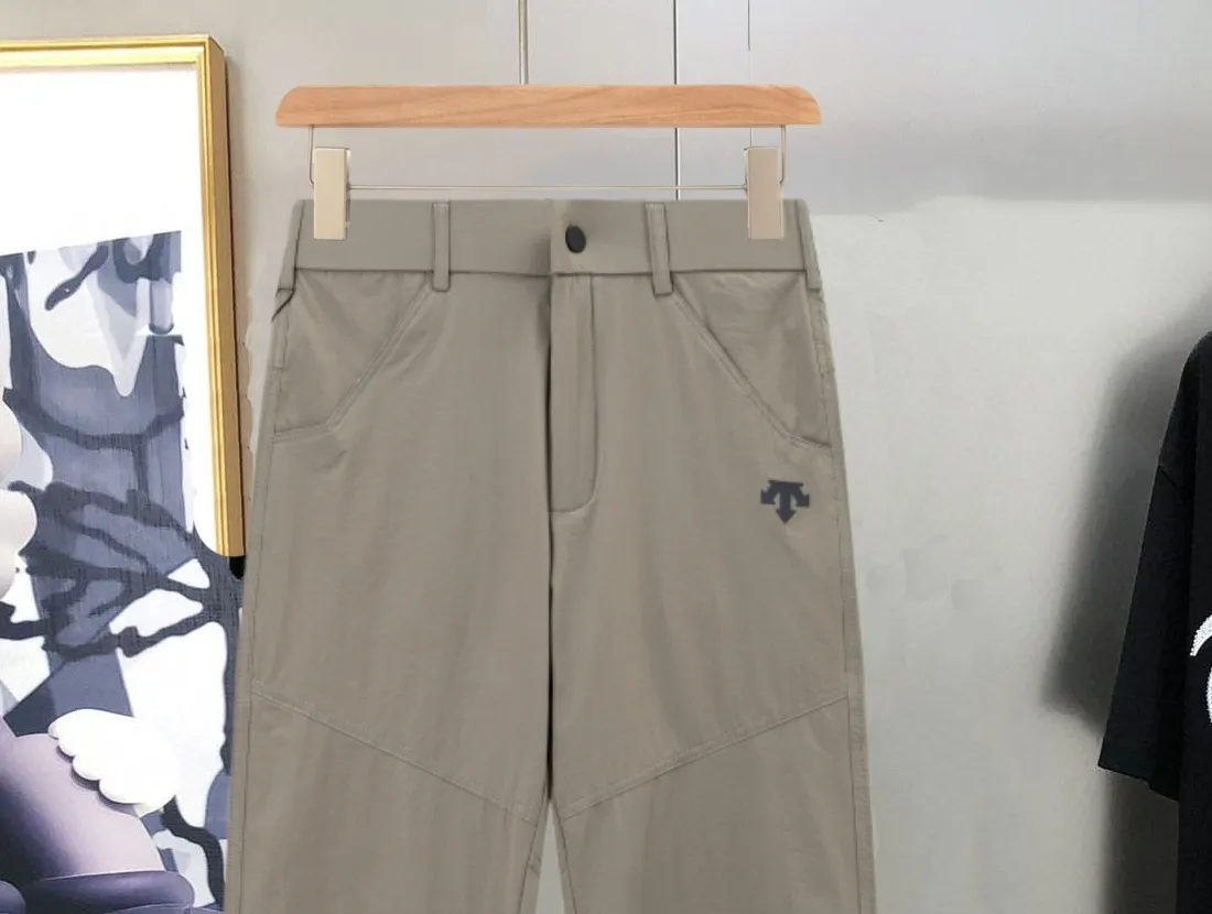 Descente waterproof American functional high-street waterproof pants 🌟Exclusive hot product, simple design, summer must-have, Classic logo, simultaneous official website sale, suitable for urban commuting and outdoor travel, rarely available through Ocean Trading Company channels! It is also the most basic best-selling item, creating a blockbuster item that can be used in many occasions. It will definitely kill all pants! Zipper lock design, a must-have for couples in the summer season! Full of details! High quality, looking forward to your use in all seasons to meet different needs! The upper body is very cool! Xiaohongshu/Weibo celebrity blogger strongly recommends this retro-inspired style, a must-have for couples! Girls can perfectly control small sizes! Urban functional ranger, a must-have for trendy fashionistas! Suitable for all kinds of leg shapes, the colors can be matched with any texture, casual Versatile, a must-have for fashionistas, a must-have item for fashionistas. Color: Gray Sizes: M-3XL
