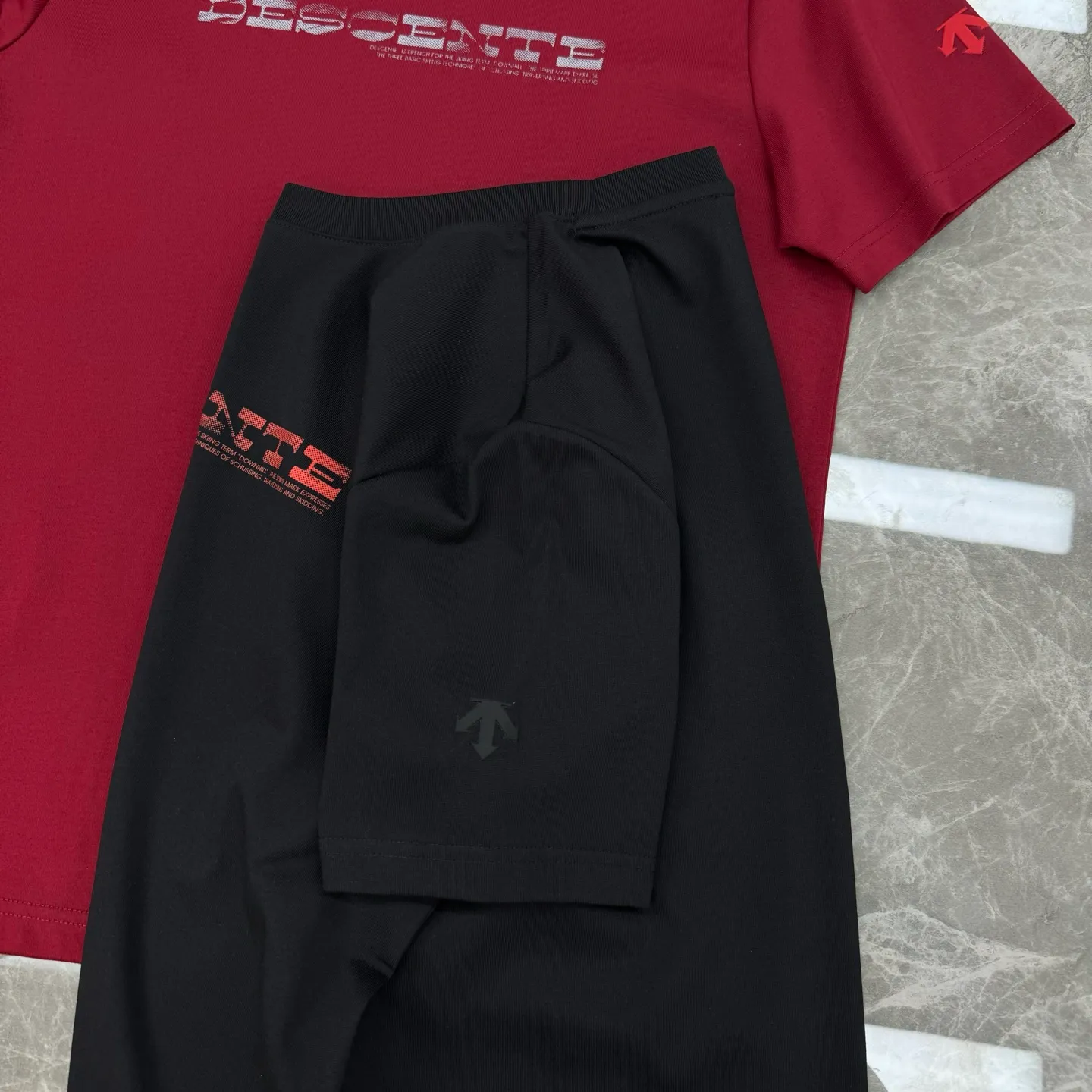 170 ⚜️DESCENT*Desante’s new T-shirt. Solid color recommended! Classic letter logo on the chest. Customized original silicone three-dimensional design on the cuffs. Simple and high-end. The fabric texture is extremely comfortable and breathable. It is unforgettable! Customized high-quality g-count cotton fabric. Comfortable and soft. Cool and drapey! Color: Black.White.Anchor red.Sizes: M-3XL fit version❗️(S and 4XL.5XL can be customized) 175/140 catties recommended L