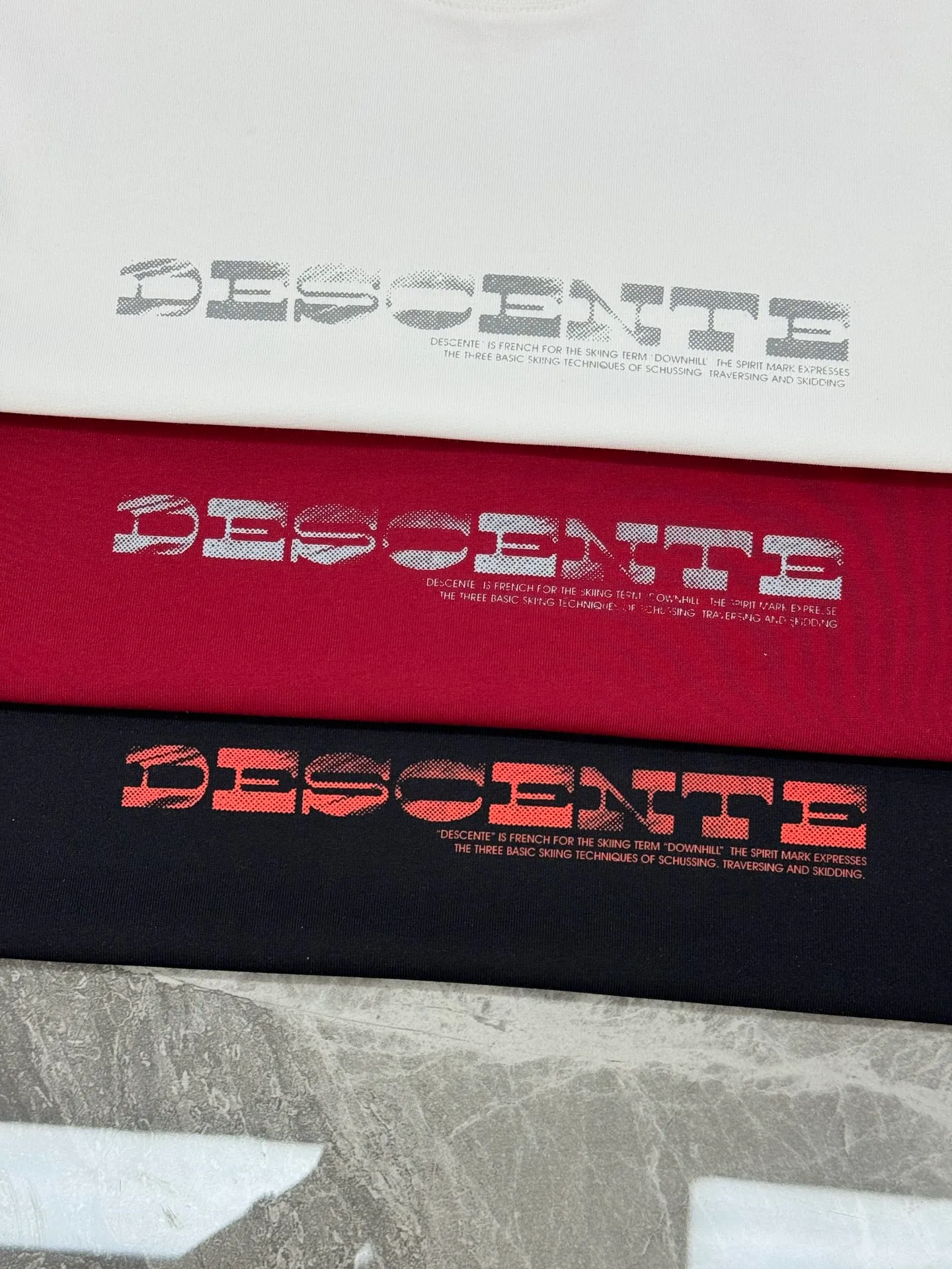 170 ⚜️DESCENT*Desante’s new T-shirt. Solid color recommended! Classic letter logo on the chest. Customized original silicone three-dimensional design on the cuffs. Simple and high-end. The fabric texture is extremely comfortable and breathable. It is unforgettable! Customized high-quality g-count cotton fabric. Comfortable and soft. Cool and drapey! Color: Black.White.Anchor red.Sizes: M-3XL fit version❗️(S and 4XL.5XL can be customized) 175/140 catties recommended L