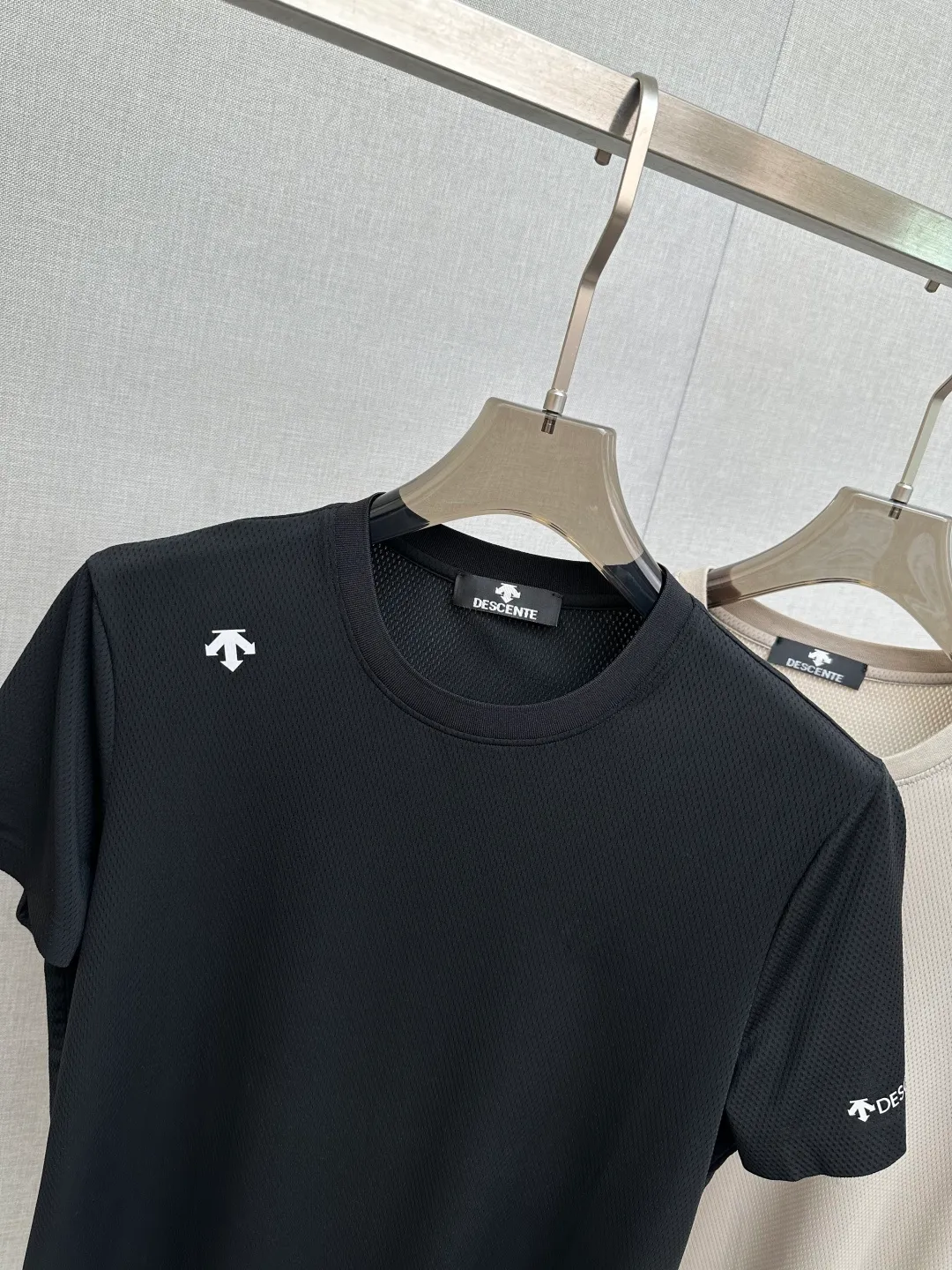 Descente New Arrival round neck short-sleeved T-shirt. Customized fabric, simple, fashionable and exquisite, reducing age. The color matching is comfortable and refreshing, skin-friendly, delicate and soft. Same Style for men and women. Black Khaki Size: 46-54