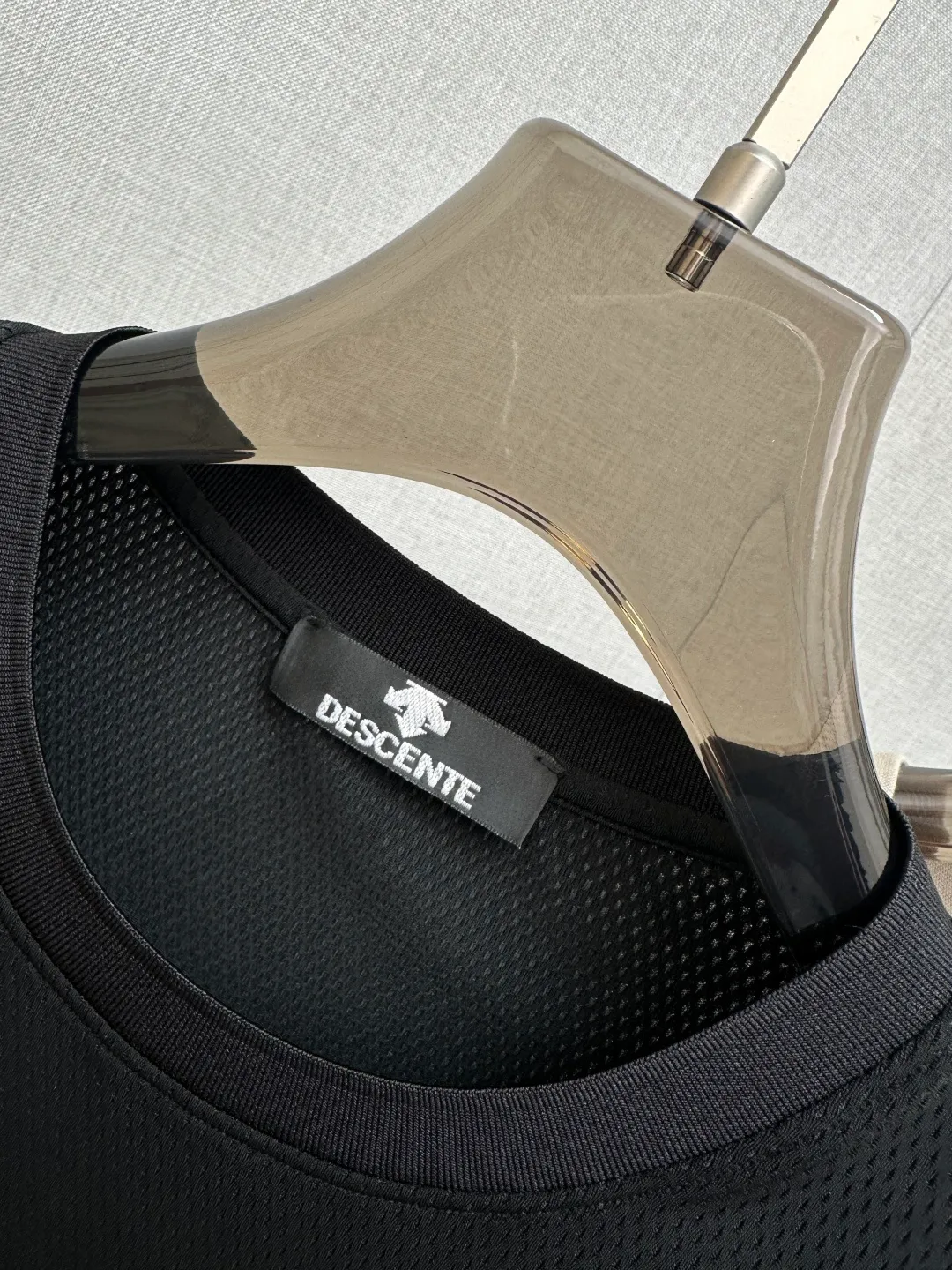 Descente New Arrival round neck short-sleeved T-shirt. Customized fabric, simple, fashionable and exquisite, reducing age. The color matching is comfortable and refreshing, skin-friendly, delicate and soft. Same Style for men and women. Black Khaki Size: 46-54