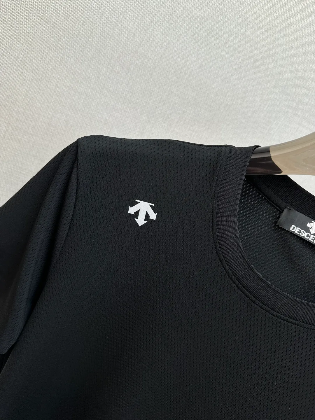 Descente New Arrival round neck short-sleeved T-shirt. Customized fabric, simple, fashionable and exquisite, reducing age. The color matching is comfortable and refreshing, skin-friendly, delicate and soft. Same Style for men and women. Black Khaki Size: 46-54