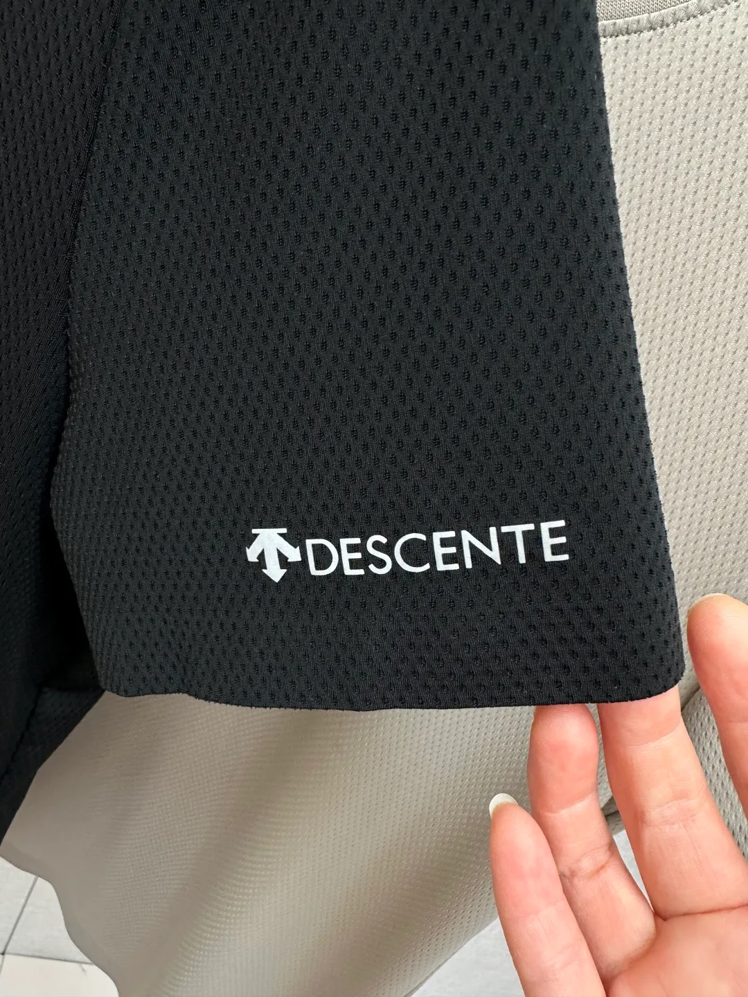 Descente New Arrival round neck short-sleeved T-shirt. Customized fabric, simple, fashionable and exquisite, reducing age. The color matching is comfortable and refreshing, skin-friendly, delicate and soft. Same Style for men and women. Black Khaki Size: 46-54