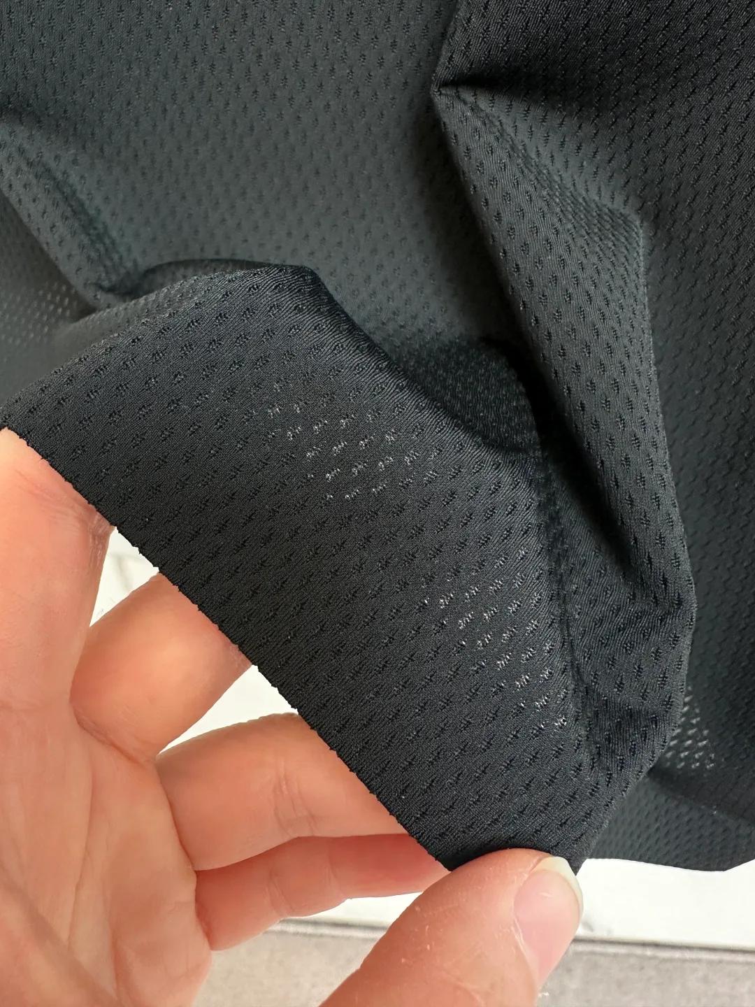 Descente New Arrival round neck short-sleeved T-shirt. Customized fabric, simple, fashionable and exquisite, reducing age. The color matching is comfortable and refreshing, skin-friendly, delicate and soft. Same Style for men and women. Black Khaki Size: 46-54