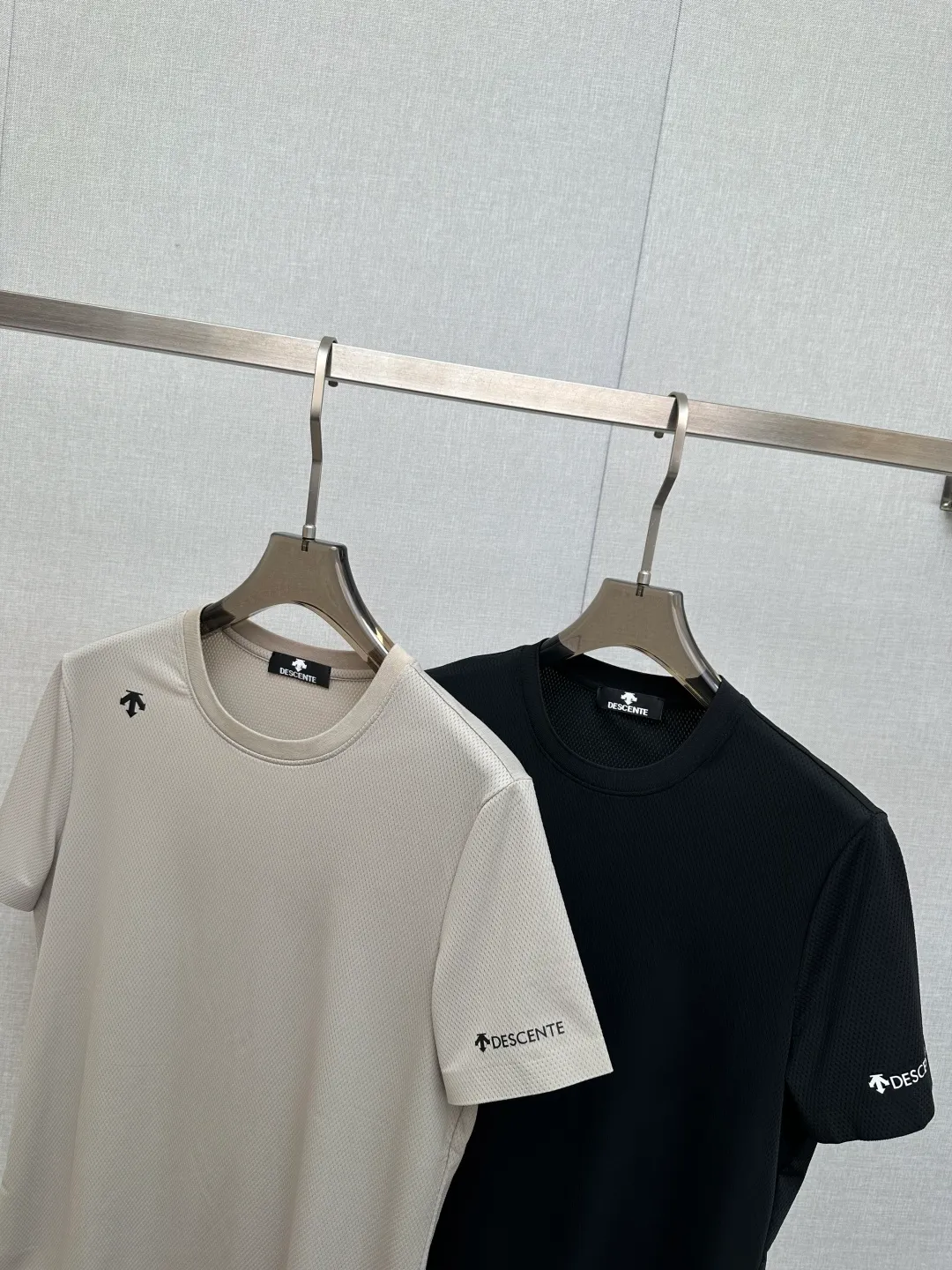 Descente New Arrival round neck short-sleeved T-shirt. Customized fabric, simple, fashionable and exquisite, reducing age. The color matching is comfortable and refreshing, skin-friendly, delicate and soft. Same Style for men and women. Black Khaki Size: 46-54