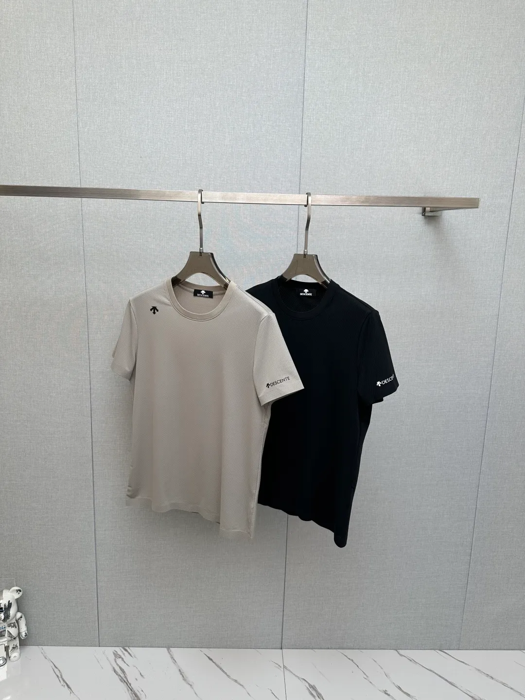 Descente New Arrival round neck short-sleeved T-shirt. Customized fabric, simple, fashionable and exquisite, reducing age. The color matching is comfortable and refreshing, skin-friendly, delicate and soft. Same Style for men and women. Black Khaki Size: 46-54