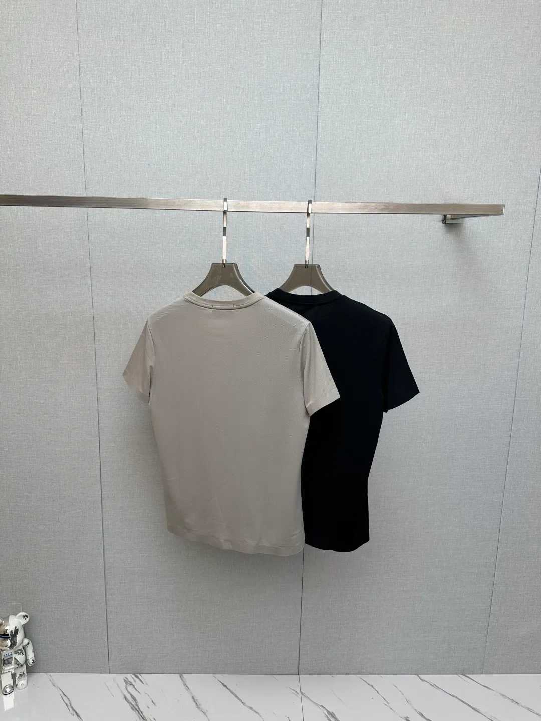 Descente New Arrival round neck short-sleeved T-shirt. Customized fabric, simple, fashionable and exquisite, reducing age. The color matching is comfortable and refreshing, skin-friendly, delicate and soft. Same Style for men and women. Black Khaki Size: 46-54