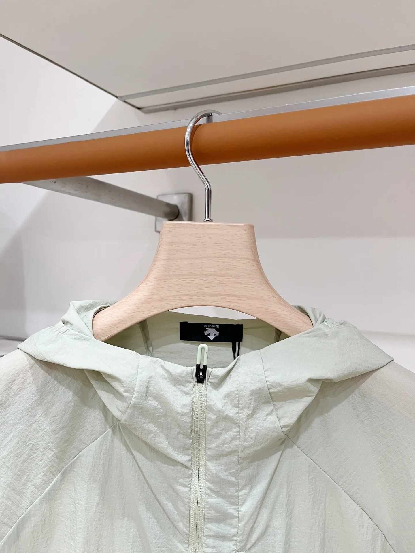 DESCENTE, 2026 new sun protection jacket, handsome and fashionable, with top-grade printed rubber pattern logo on the shoulder, simple Versatile style. The fabric is cotton. It is not only stiff and maintains a trendy silhouette, but also comfortable to wear. The yarn is more delicate. Sizes M-3XL