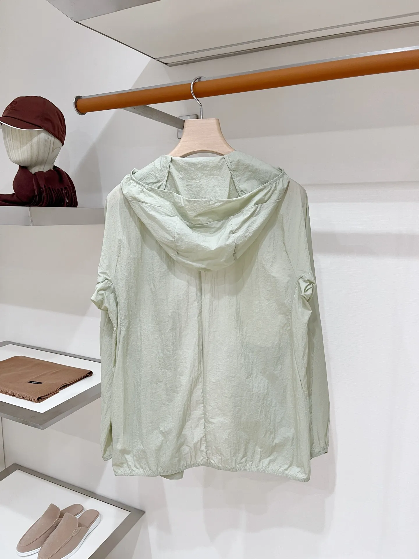 DESCENTE, 2026 new sun protection jacket, handsome and fashionable, with top-grade printed rubber pattern logo on the shoulder, simple Versatile style. The fabric is cotton. It is not only stiff and maintains a trendy silhouette, but also comfortable to wear. The yarn is more delicate. Sizes M-3XL
