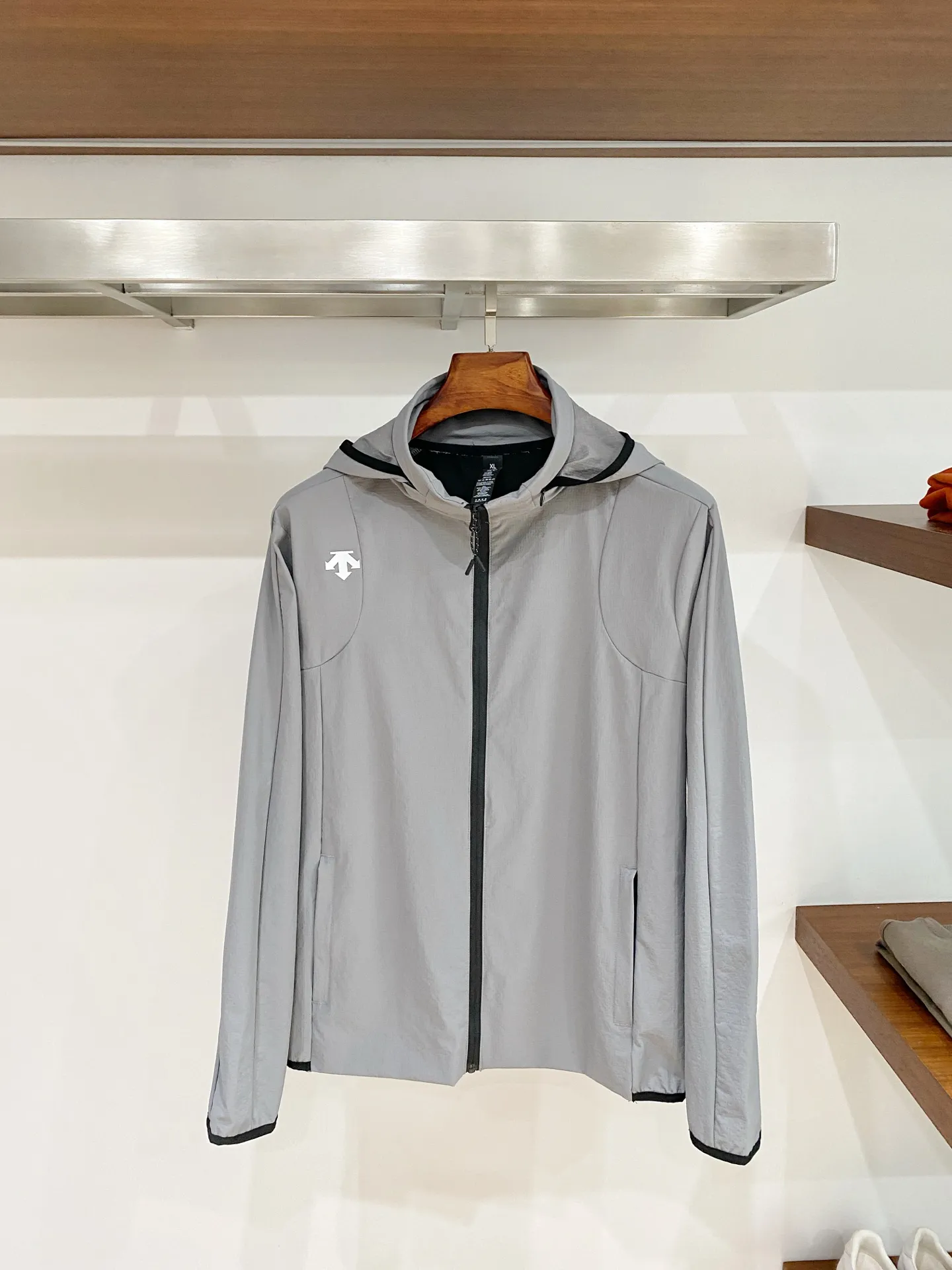 𝐃𝐄𝐒𝐂𝐄𝐍𝐓𝐄Descente TRAINING Series early autumn hooded jacket [hat can be stored] The fabric is made of original Disange mountaineering cloth, 80% nylon + 20% spandex golden ratio, slightly elastic and comfortable, stiff and anti-wrinkle. The thin design is lightweight and breathable, and the fit is comfortable and tolerant. Versatile is practical and can be worn easily whether commuting in the city or light outdoor adventures, creating a relaxed and comfortable daily life! Color: Elegant black/dark green/phantom purple/core gray Size: M-3XL [175-140 pounds wear L]