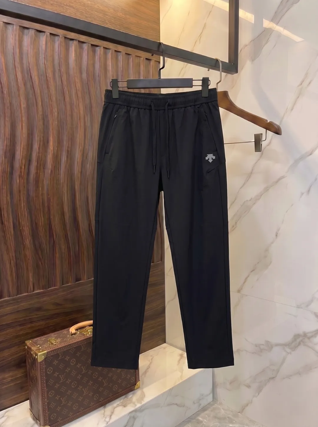Descente quick-drying casual trousers official website Same Style functional fabric, three-dimensional silicone embossing, anti-UV, quick-drying, sweat-absorbent, light and traceless Color: Black Sizes: S～2XL