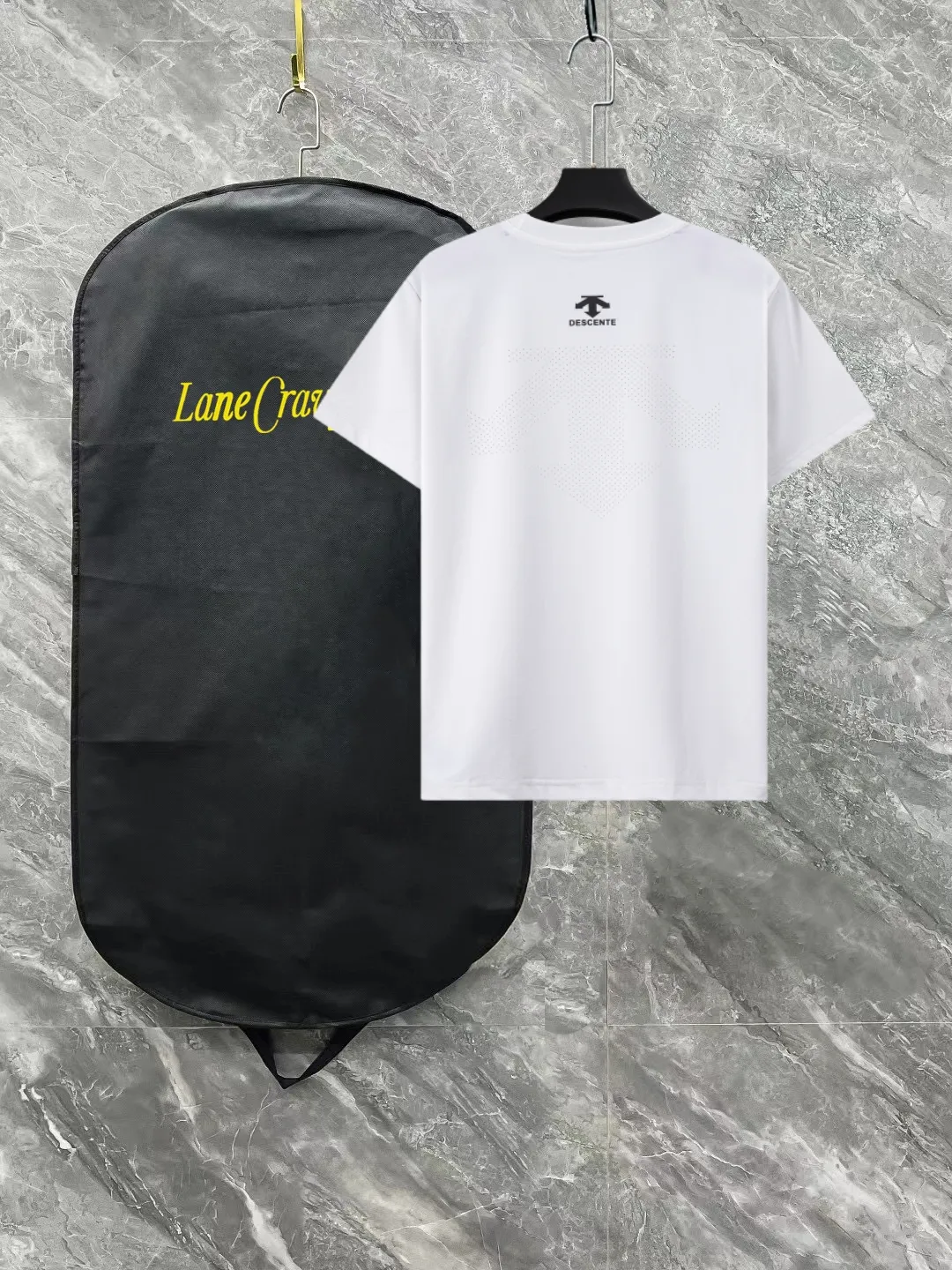 ⚜️DESCENTE ATHLETIC Desante 26s New Arrival quick-drying functional short-sleeved T-shirt for men and women Same Style❤️Lightweight Breathable fabric, perfect for summer sports or daily life, comfortable to wear and free to move. Simple Classic brand logo, Breathable functional design with laser holes on the back. Full score for comfort and Breathability. It’s great for running and fitness! The quick-drying fabric absorbs sweat and dries quickly, so it doesn’t feel stuffy even after heavy sweating. It’s still smooth and durable after being machine washed multiple times! Sizes: L-5XL Please state your height and weight when placing an order
