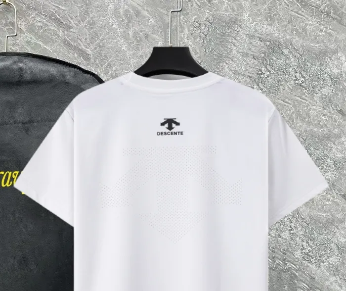 ⚜️DESCENTE ATHLETIC Desante 26s New Arrival quick-drying functional short-sleeved T-shirt for men and women Same Style❤️Lightweight Breathable fabric, perfect for summer sports or daily life, comfortable to wear and free to move. Simple Classic brand logo, Breathable functional design with laser holes on the back. Full score for comfort and Breathability. It’s great for running and fitness! The quick-drying fabric absorbs sweat and dries quickly, so it doesn’t feel stuffy even after heavy sweating. It’s still smooth and durable after being machine washed multiple times! Sizes: L-5XL Please state your height and weight when placing an order