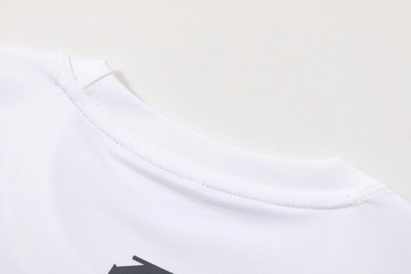 ⚜️DESCENTE ATHLETIC Desante 26s New Arrival quick-drying functional short-sleeved T-shirt for men and women Same Style❤️Lightweight Breathable fabric, perfect for summer sports or daily life, comfortable to wear and free to move. Simple Classic brand logo, Breathable functional design with laser holes on the back. Full score for comfort and Breathability. It’s great for running and fitness! The quick-drying fabric absorbs sweat and dries quickly, so it doesn’t feel stuffy even after heavy sweating. It’s still smooth and durable after being machine washed multiple times! Sizes: L-5XL Please state your height and weight when placing an order