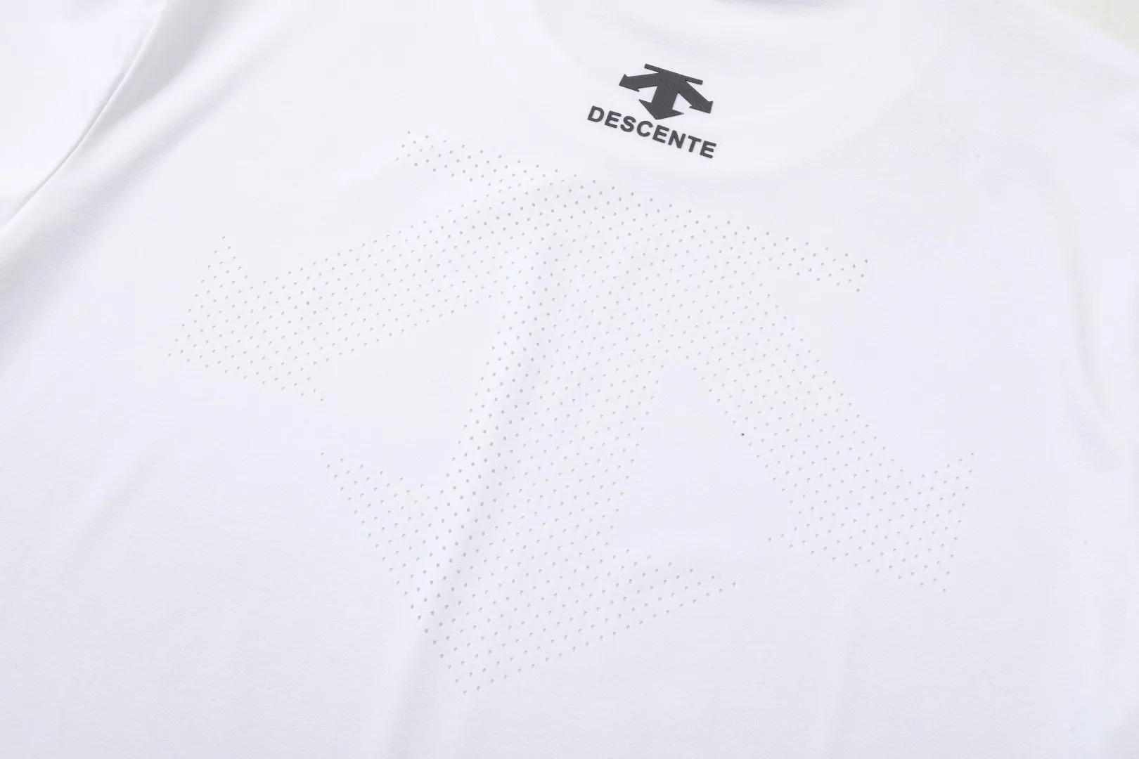 ⚜️DESCENTE ATHLETIC Desante 26s New Arrival quick-drying functional short-sleeved T-shirt for men and women Same Style❤️Lightweight Breathable fabric, perfect for summer sports or daily life, comfortable to wear and free to move. Simple Classic brand logo, Breathable functional design with laser holes on the back. Full score for comfort and Breathability. It’s great for running and fitness! The quick-drying fabric absorbs sweat and dries quickly, so it doesn’t feel stuffy even after heavy sweating. It’s still smooth and durable after being machine washed multiple times! Sizes: L-5XL Please state your height and weight when placing an order