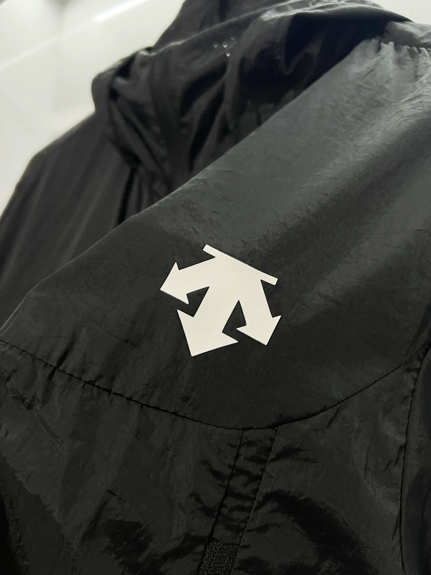 DESCENTE/Desante Classic Logo exquisite thick plate glue printing Original yarn technology blocks UV %98 hooded windbreaker sun protection jacket ✅Boutique top quality craftsmanship‼ Complete three standards Material: 100% cotton Ultra-thin raw yarn Printing process Normal version Color: White.Gray.Black Size: XL XXL XXXL 4XL