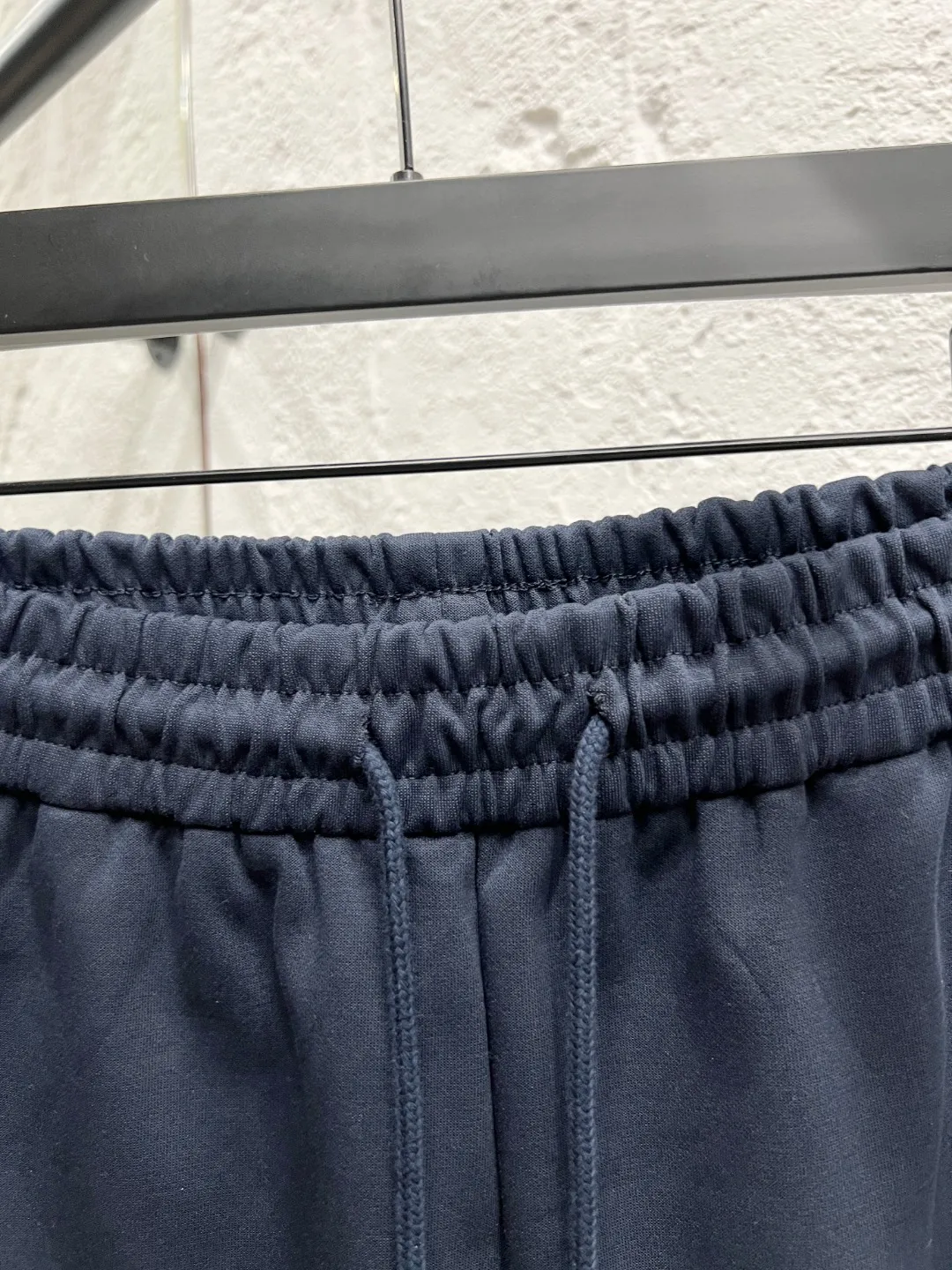 Descente's basic summer casual shorts made of double-sided plain fabric, with a minimalist design to meet the needs of diverse scenes. Made of 32-gram double-sided plain fabric, the interior is comfortable to the touch, soft and skin-friendly, and the upper body is textured, making it easy to unlock new outfit ideas. The cut is neat and slim, regardless of body shape, and can be easily adapted to daily commuting, outdoor walking, and relaxing at home. The waist is designed with elasticity to fit the waist and abdomen without restraint, making it comfortable even for long periods of sitting and walking. The details are neatly routed, and the pocket design is practical and beautiful, integrating functionality and simple aesthetics into one pair of pants. There is no need for complicated matching, a pair of shorts can support a relaxed look, allowing you to find a balance between comfort and style, and show a casual and comfortable urban style in your steps. Color: Polar Gray/White/Apricot/Navy Blue/Black Size: M-3XL