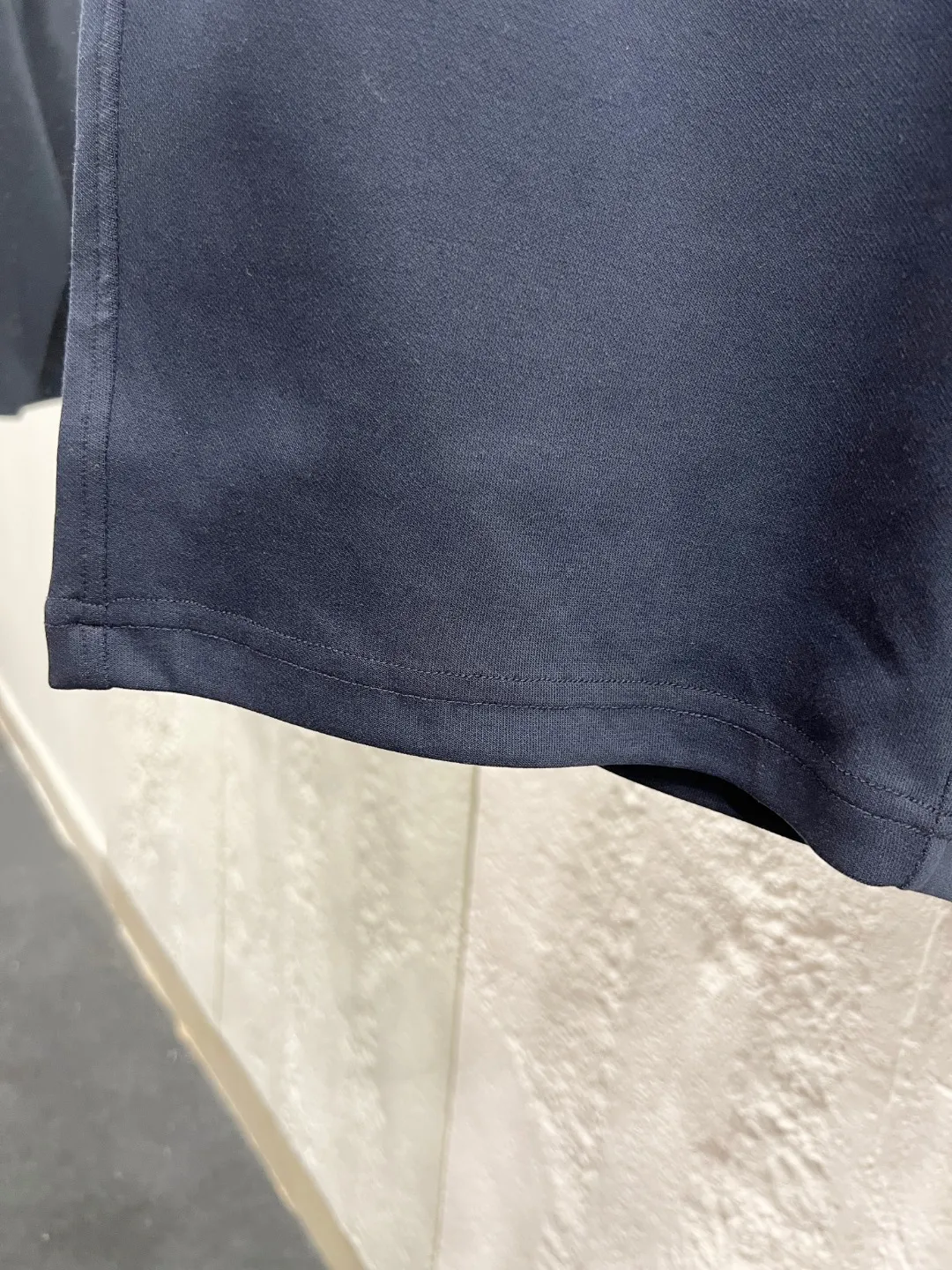 Descente's basic summer casual shorts made of double-sided plain fabric, with a minimalist design to meet the needs of diverse scenes. Made of 32-gram double-sided plain fabric, the interior is comfortable to the touch, soft and skin-friendly, and the upper body is textured, making it easy to unlock new outfit ideas. The cut is neat and slim, regardless of body shape, and can be easily adapted to daily commuting, outdoor walking, and relaxing at home. The waist is designed with elasticity to fit the waist and abdomen without restraint, making it comfortable even for long periods of sitting and walking. The details are neatly routed, and the pocket design is practical and beautiful, integrating functionality and simple aesthetics into one pair of pants. There is no need for complicated matching, a pair of shorts can support a relaxed look, allowing you to find a balance between comfort and style, and show a casual and comfortable urban style in your steps. Color: Polar Gray/White/Apricot/Navy Blue/Black Size: M-3XL