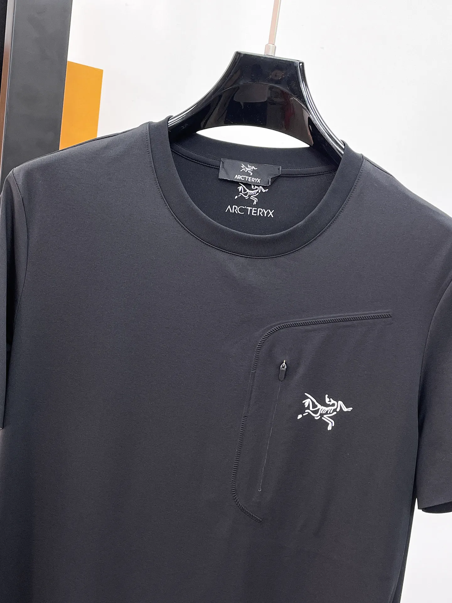 Arc'teryx's top products 🐮2026 Spring and Summer New Arrival first counter, the latest New Arrival short-sleeved round neck T-shirt Premium customized design, avant-garde and fashionable! Brand logo heavy craftsmanship design Premium customized quick-drying fabric. Soft to the touch. Comfortable to wear. Counter-level exquisite stitching. Fine workmanship. The upper body effect is incomparably handsome! A must-have item for a stylish man! Sizes:M-XXXL