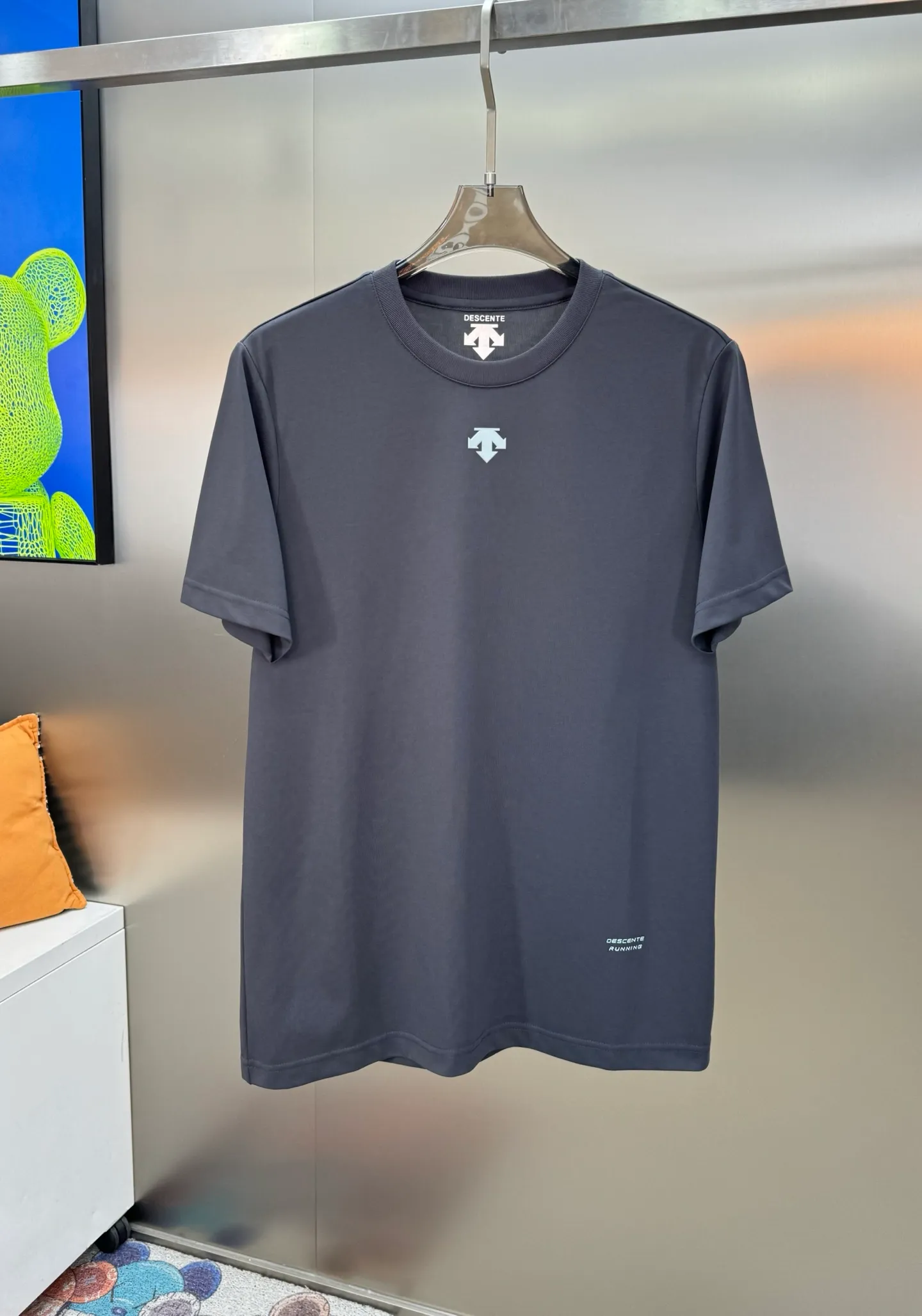 165 ⚜️DESCENT*Desun-special basic T-shirt. 24s New Arrival Men and Women Same Style! Solid colors are recommended! Classic logo on the chest. 3D silicone three-dimensional design. Simple and high-end. The texture is excellent, comfortable and breathable. It is unforgettable! Customized high-quality g-woven cotton fabric. Comfortable and soft. Color: Black. White. Dark Gray. Sizes: M-3XL. Fitted version! (S and 4XL.5XL can be customized) 175/140 catties recommended L