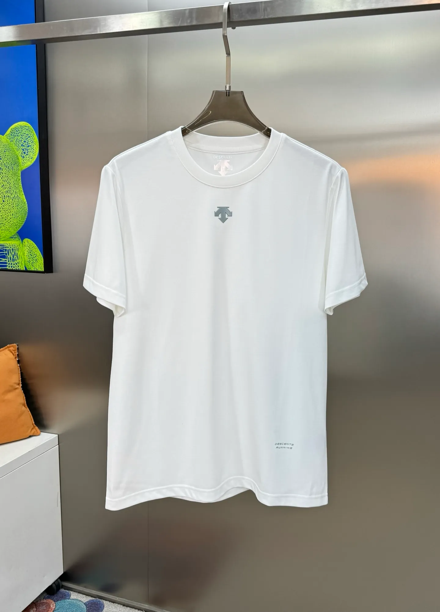 165 ⚜️DESCENT*Desun-special basic T-shirt. 24s New Arrival Men and Women Same Style! Solid colors are recommended! Classic logo on the chest. 3D silicone three-dimensional design. Simple and high-end. The texture is excellent, comfortable and breathable. It is unforgettable! Customized high-quality g-woven cotton fabric. Comfortable and soft. Color: Black. White. Dark Gray. Sizes: M-3XL. Fitted version! (S and 4XL.5XL can be customized) 175/140 catties recommended L