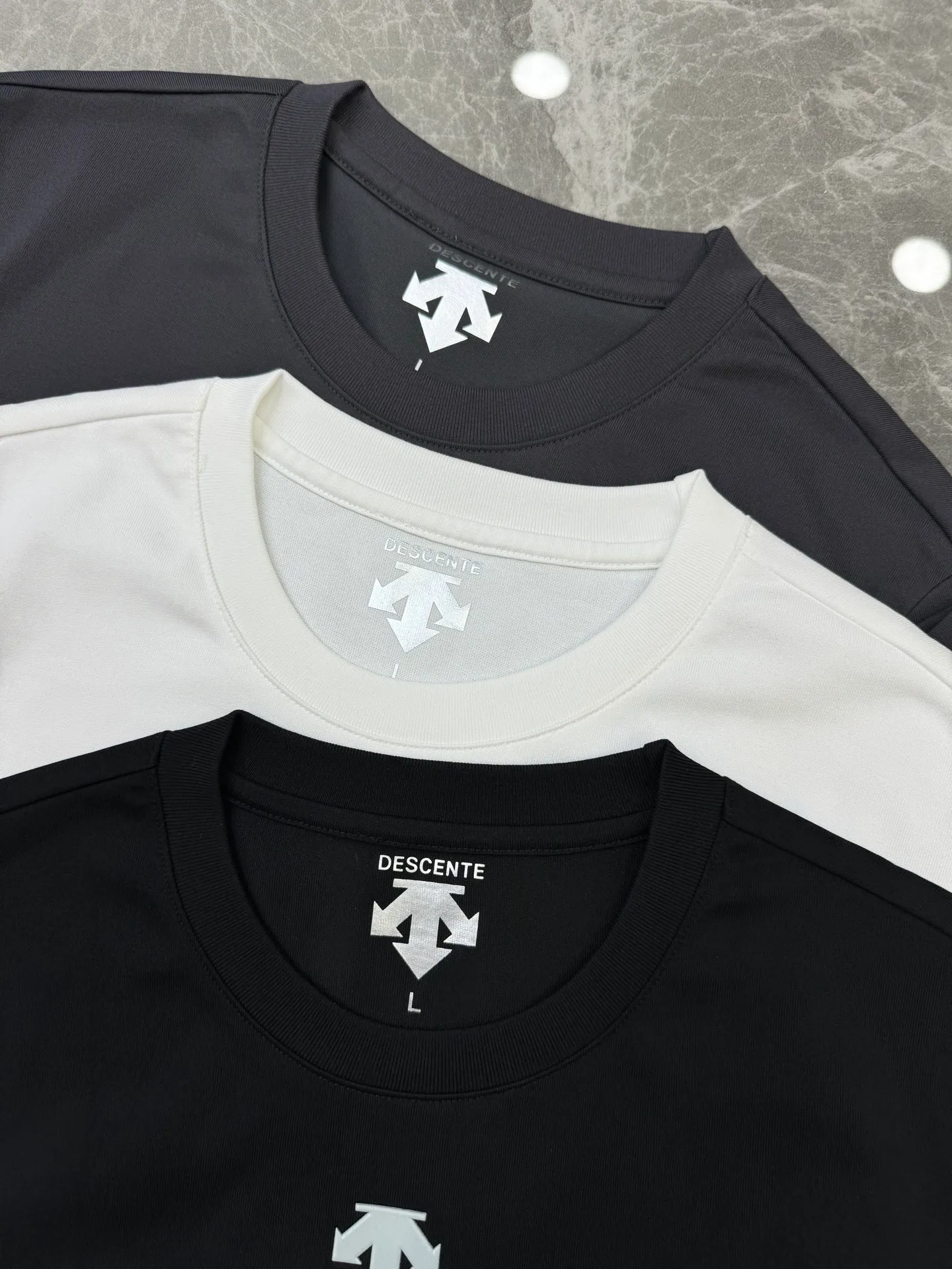 165 ⚜️DESCENT*Desun-special basic T-shirt. 24s New Arrival Men and Women Same Style! Solid colors are recommended! Classic logo on the chest. 3D silicone three-dimensional design. Simple and high-end. The texture is excellent, comfortable and breathable. It is unforgettable! Customized high-quality g-woven cotton fabric. Comfortable and soft. Color: Black. White. Dark Gray. Sizes: M-3XL. Fitted version! (S and 4XL.5XL can be customized) 175/140 catties recommended L