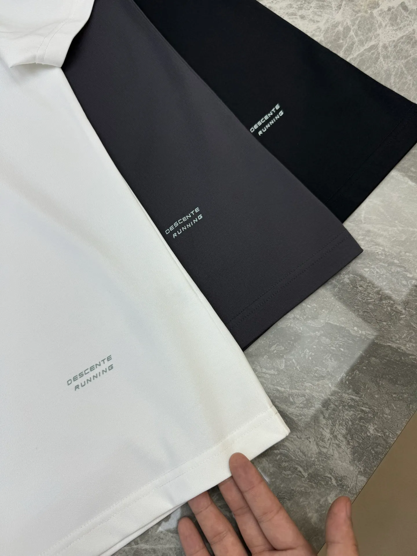 165 ⚜️DESCENT*Desun-special basic T-shirt. 24s New Arrival Men and Women Same Style! Solid colors are recommended! Classic logo on the chest. 3D silicone three-dimensional design. Simple and high-end. The texture is excellent, comfortable and breathable. It is unforgettable! Customized high-quality g-woven cotton fabric. Comfortable and soft. Color: Black. White. Dark Gray. Sizes: M-3XL. Fitted version! (S and 4XL.5XL can be customized) 175/140 catties recommended L