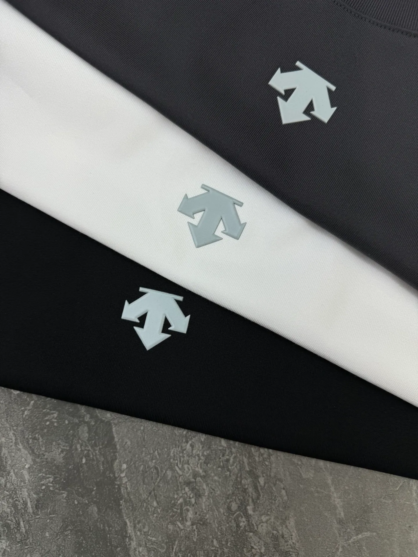 165 ⚜️DESCENT*Desun-special basic T-shirt. 24s New Arrival Men and Women Same Style! Solid colors are recommended! Classic logo on the chest. 3D silicone three-dimensional design. Simple and high-end. The texture is excellent, comfortable and breathable. It is unforgettable! Customized high-quality g-woven cotton fabric. Comfortable and soft. Color: Black. White. Dark Gray. Sizes: M-3XL. Fitted version! (S and 4XL.5XL can be customized) 175/140 catties recommended L