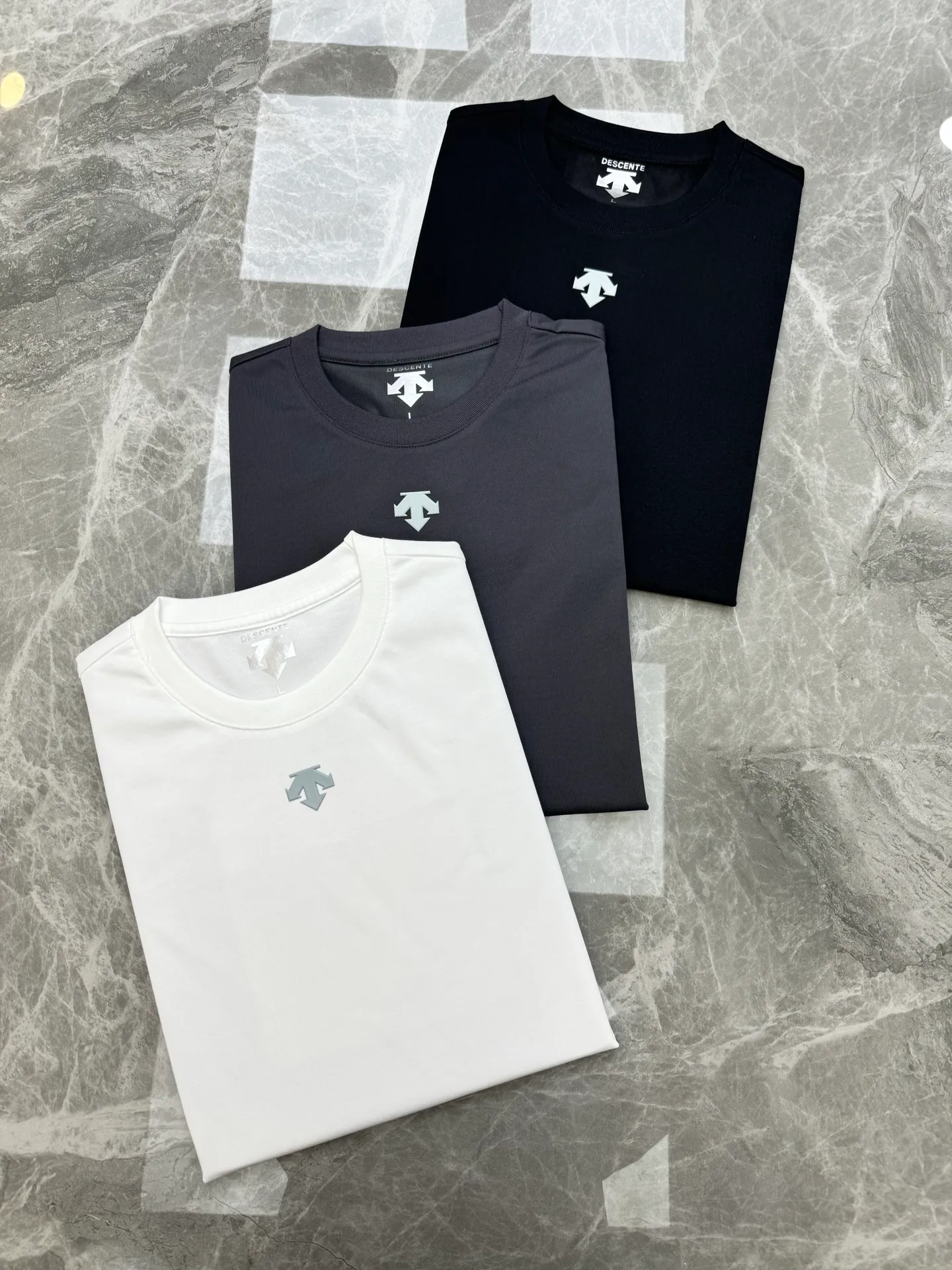 165 ⚜️DESCENT*Desun-special basic T-shirt. 24s New Arrival Men and Women Same Style! Solid colors are recommended! Classic logo on the chest. 3D silicone three-dimensional design. Simple and high-end. The texture is excellent, comfortable and breathable. It is unforgettable! Customized high-quality g-woven cotton fabric. Comfortable and soft. Color: Black. White. Dark Gray. Sizes: M-3XL. Fitted version! (S and 4XL.5XL can be customized) 175/140 catties recommended L