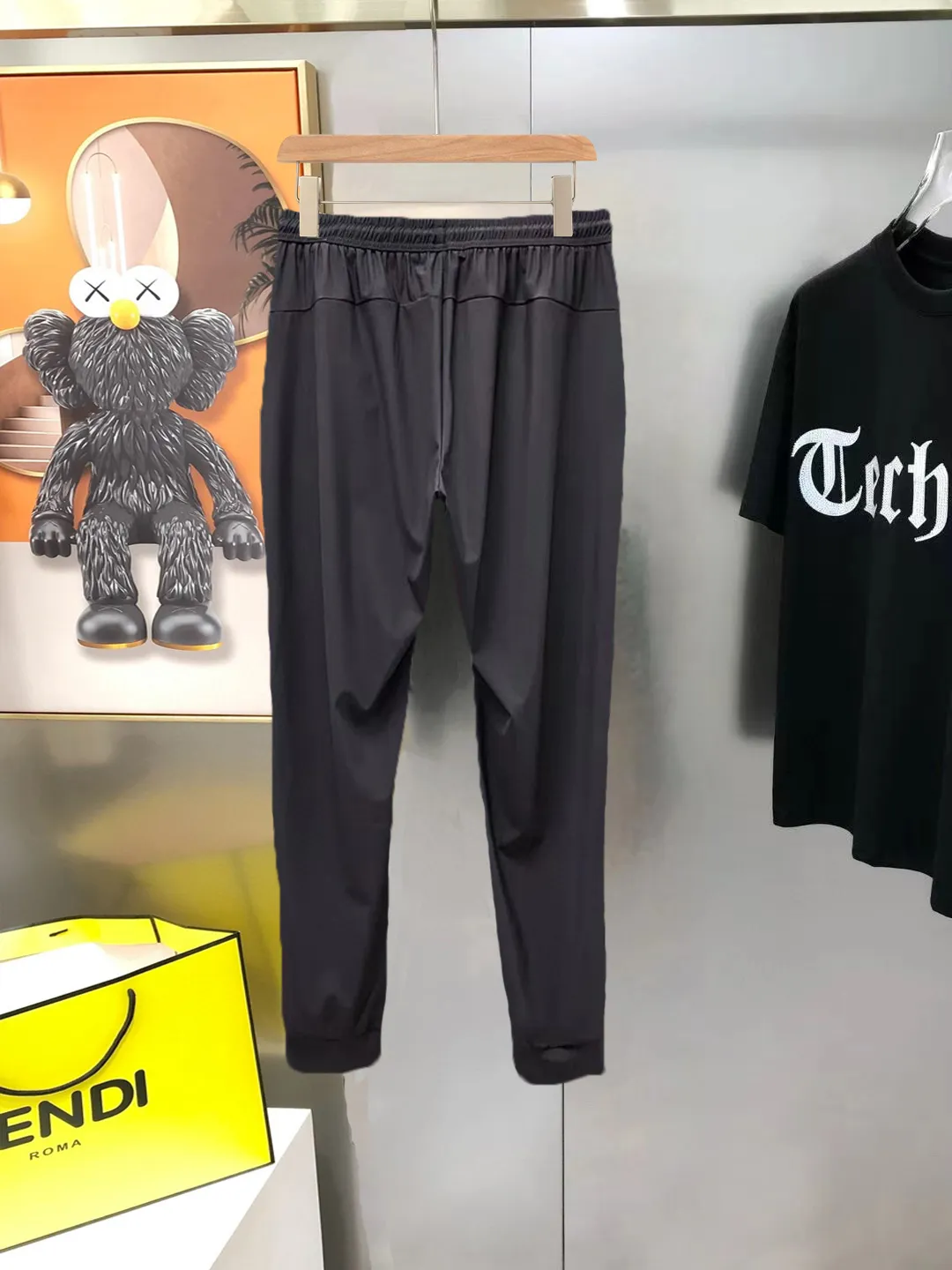 Descente summer New Arrival four-way elastic quick-drying ice silk pants! Classic Hot Sale is coming! Pure welfare! Four-way stretch fabric is famous for its elasticity, and most major brands of pants use this fabric! Comfort is the key, and the shape of these pants! Super slim! In short, whoever wears it knows it! You’ll understand when you see the real thing! The fabric is so thin that even if it is black, it is not afraid of absorbing heat in summer! The upper body is really cool! Great pants that are smooth, comfortable and anti-wrinkle! The trousers are designed with a loose waist and drawstring hems! The most comfortable and silky summer pants that I highly recommend! Breathable black technology stretch silky sports pants! Zui new technology ice silk milk silk quick-drying Breathable fabric! Bombs from all sides! Super elastic! Wear the slippery and cool fried chicken to enjoy! It can be said that it feels better than not wearing it at all! Ice silk pants that I don’t want to take off after I put them on! This is the only batch, if you grab it, you will make a profit! Color: Black Gray Size: S-XL