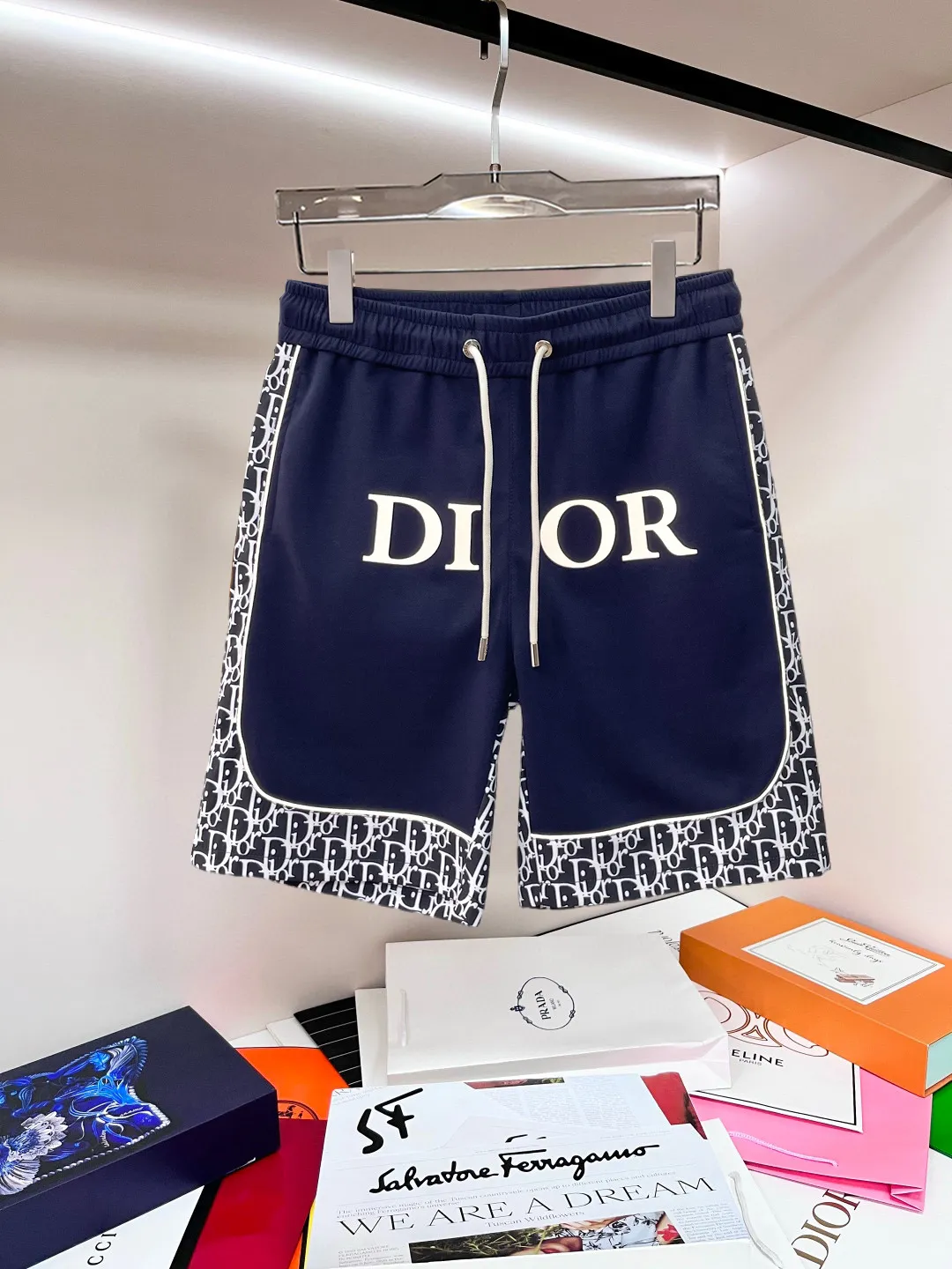 Dior's 2026 summer New Arrival men's casual shorts with three complete standards, advanced custom-made Breathable fabric, Breathable fabric, extremely stretchy and comfortable, impeccable details, top-grade accessories, original logo design concept, delicate and soft feel! The upper body fit is awesome! Size: M-XXXL Please state your height and weight when ordering