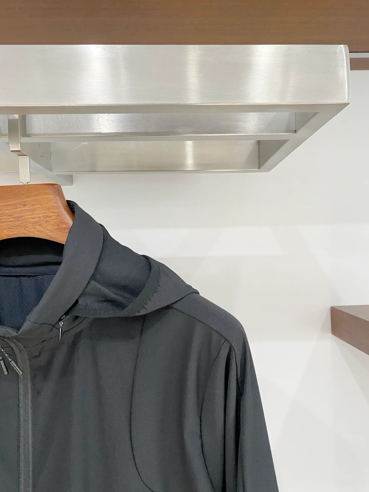 𝐃𝐄𝐒𝐂𝐄𝐍𝐓𝐄Descente TRAINING Series early autumn hooded jacket [hat can be stored] The fabric is made of original Disange mountaineering cloth, 80% nylon + 20% spandex golden ratio, slightly elastic and comfortable, stiff and anti-wrinkle. The thin design is lightweight and breathable, and the fit is comfortable and tolerant. Versatile is practical and can be worn easily whether commuting in the city or light outdoor adventures, creating a relaxed and comfortable daily life! Color: Elegant black/dark green/phantom purple/core gray Size: M-3XL [175-140 pounds wear L]