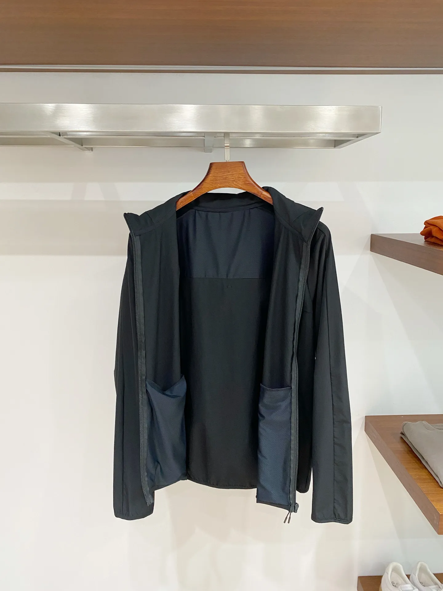𝐃𝐄𝐒𝐂𝐄𝐍𝐓𝐄Descente TRAINING Series early autumn hooded jacket [hat can be stored] The fabric is made of original Disange mountaineering cloth, 80% nylon + 20% spandex golden ratio, slightly elastic and comfortable, stiff and anti-wrinkle. The thin design is lightweight and breathable, and the fit is comfortable and tolerant. Versatile is practical and can be worn easily whether commuting in the city or light outdoor adventures, creating a relaxed and comfortable daily life! Color: Elegant black/dark green/phantom purple/core gray Size: M-3XL [175-140 pounds wear L]