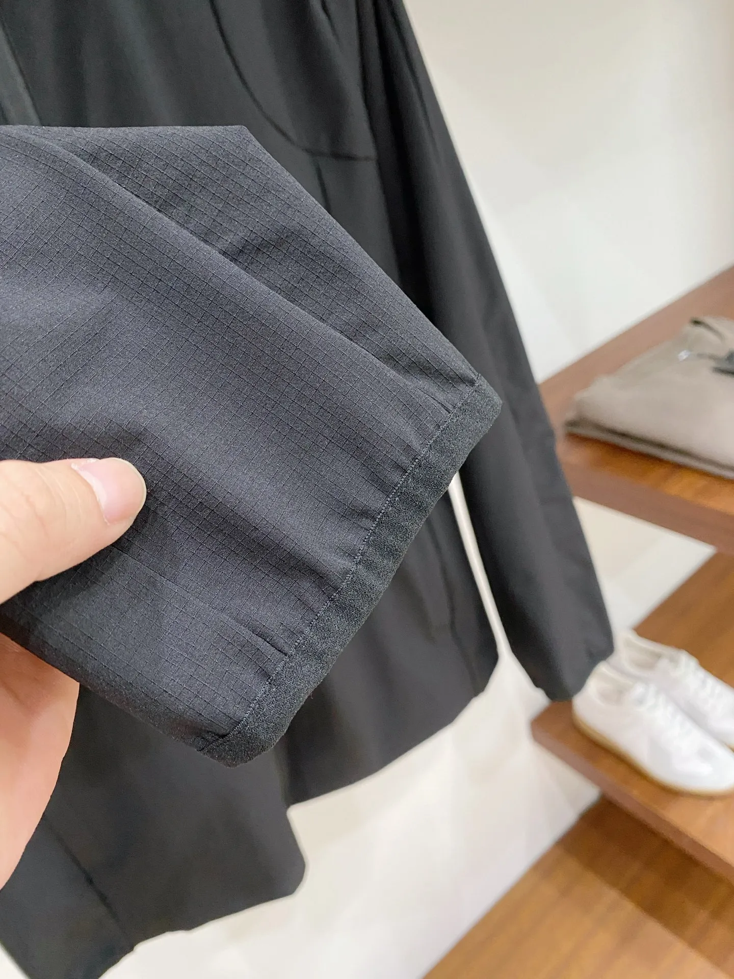 𝐃𝐄𝐒𝐂𝐄𝐍𝐓𝐄Descente TRAINING Series early autumn hooded jacket [hat can be stored] The fabric is made of original Disange mountaineering cloth, 80% nylon + 20% spandex golden ratio, slightly elastic and comfortable, stiff and anti-wrinkle. The thin design is lightweight and breathable, and the fit is comfortable and tolerant. Versatile is practical and can be worn easily whether commuting in the city or light outdoor adventures, creating a relaxed and comfortable daily life! Color: Elegant black/dark green/phantom purple/core gray Size: M-3XL [175-140 pounds wear L]