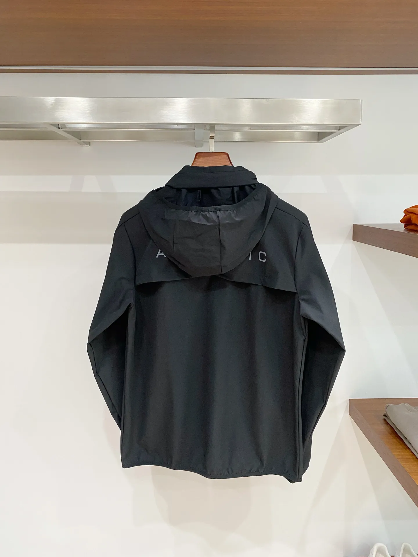 𝐃𝐄𝐒𝐂𝐄𝐍𝐓𝐄Descente TRAINING Series early autumn hooded jacket [hat can be stored] The fabric is made of original Disange mountaineering cloth, 80% nylon + 20% spandex golden ratio, slightly elastic and comfortable, stiff and anti-wrinkle. The thin design is lightweight and breathable, and the fit is comfortable and tolerant. Versatile is practical and can be worn easily whether commuting in the city or light outdoor adventures, creating a relaxed and comfortable daily life! Color: Elegant black/dark green/phantom purple/core gray Size: M-3XL [175-140 pounds wear L]