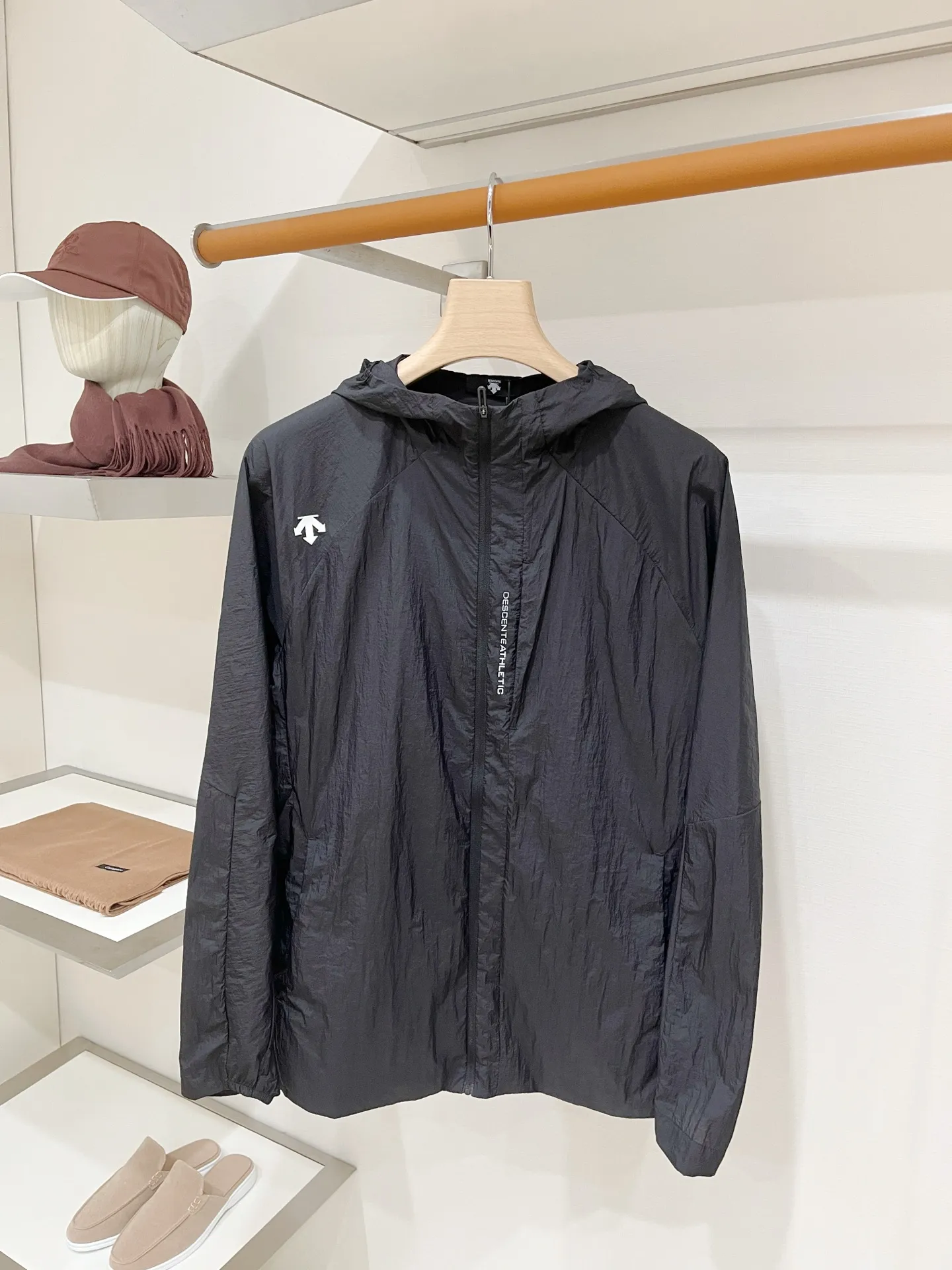 DESCENTE, 2026 new sun protection jacket, handsome and fashionable, with top-grade printed rubber pattern logo on the shoulder, simple Versatile style. The fabric is cotton. It is not only stiff and maintains a trendy silhouette, but also comfortable to wear. The yarn is more delicate. Sizes M-3XL