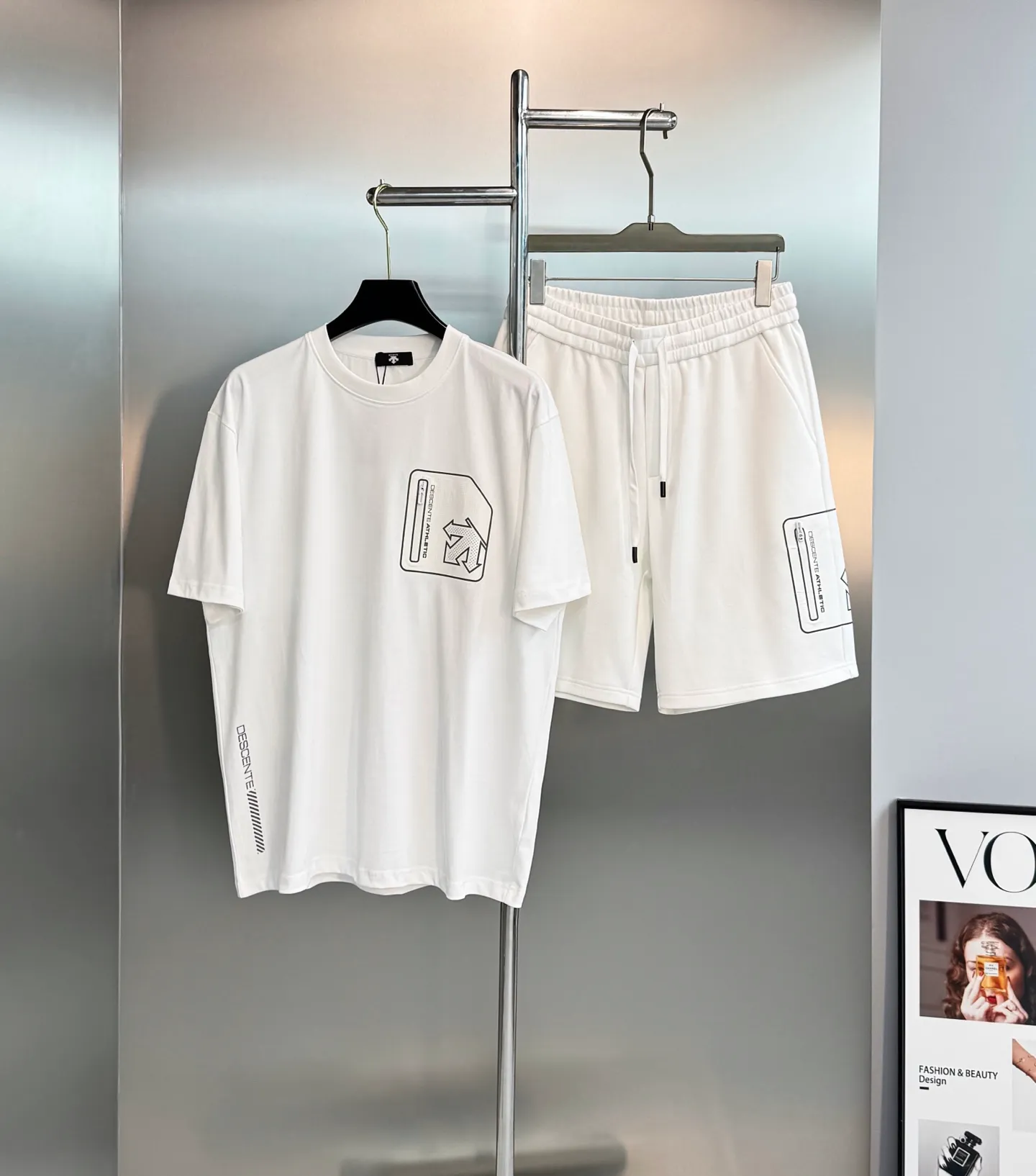 A set of ⚜️Descente New Arrival summer suit. Same Style for men and women❤️Solid color. Pocket design. Brand graphic pockets on the chest and outer thighs. Zippered patch pockets are convenient for storing small items, improving practicality. The patch pockets are printed with brand logos for perfect recognition. The pure cotton material is soft and comfortable. Commonly found in sports T-shirts, jackets, etc., it is both functional and fashionable, and is suitable for daily sports or outdoor! Color: Black.White.Sizes: M-3XL (L is recommended for 175/140 pounds)