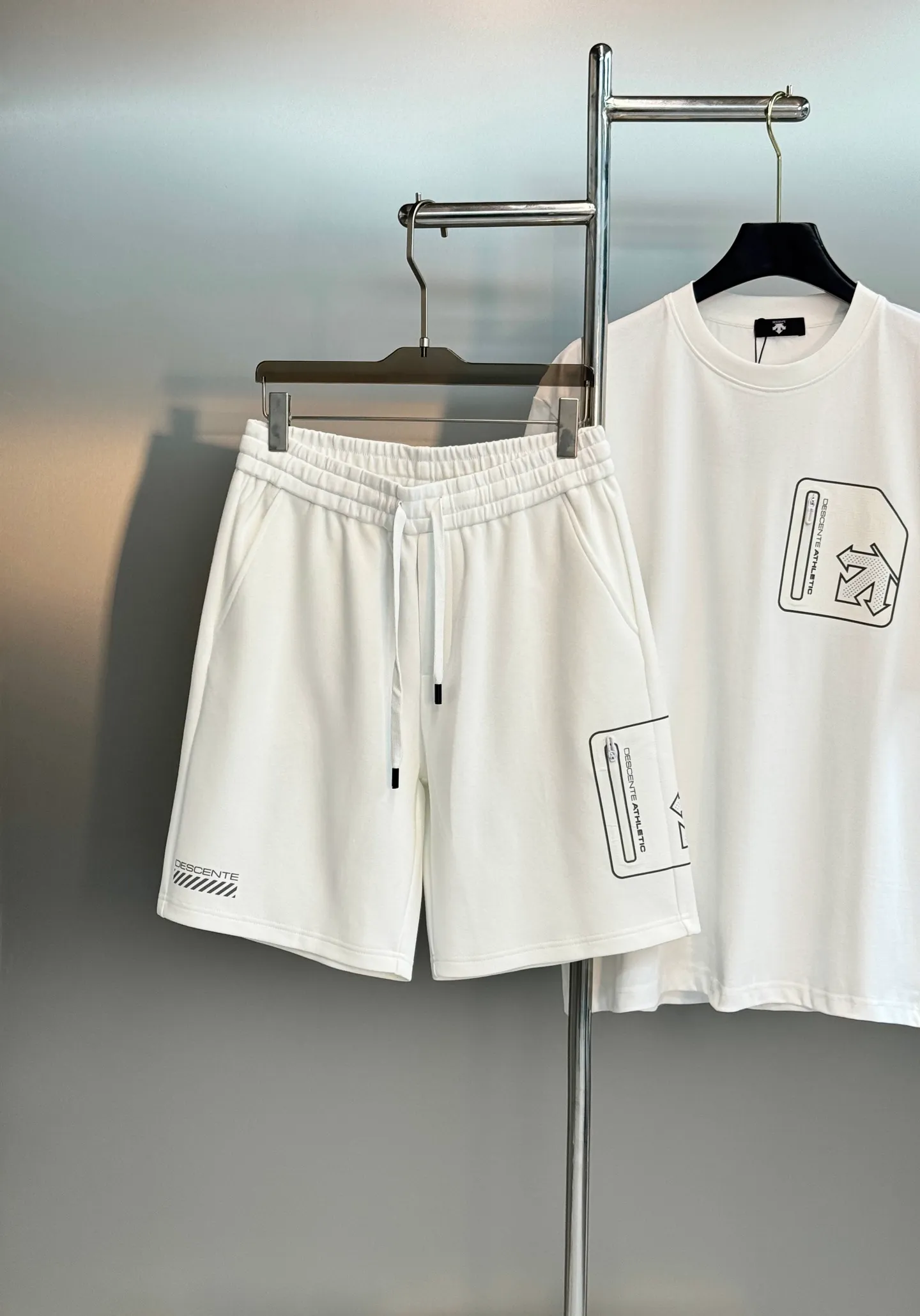 A set of ⚜️Descente New Arrival summer suit. Same Style for men and women❤️Solid color. Pocket design. Brand graphic pockets on the chest and outer thighs. Zippered patch pockets are convenient for storing small items, improving practicality. The patch pockets are printed with brand logos for perfect recognition. The pure cotton material is soft and comfortable. Commonly found in sports T-shirts, jackets, etc., it is both functional and fashionable, and is suitable for daily sports or outdoor! Color: Black.White.Sizes: M-3XL (L is recommended for 175/140 pounds)