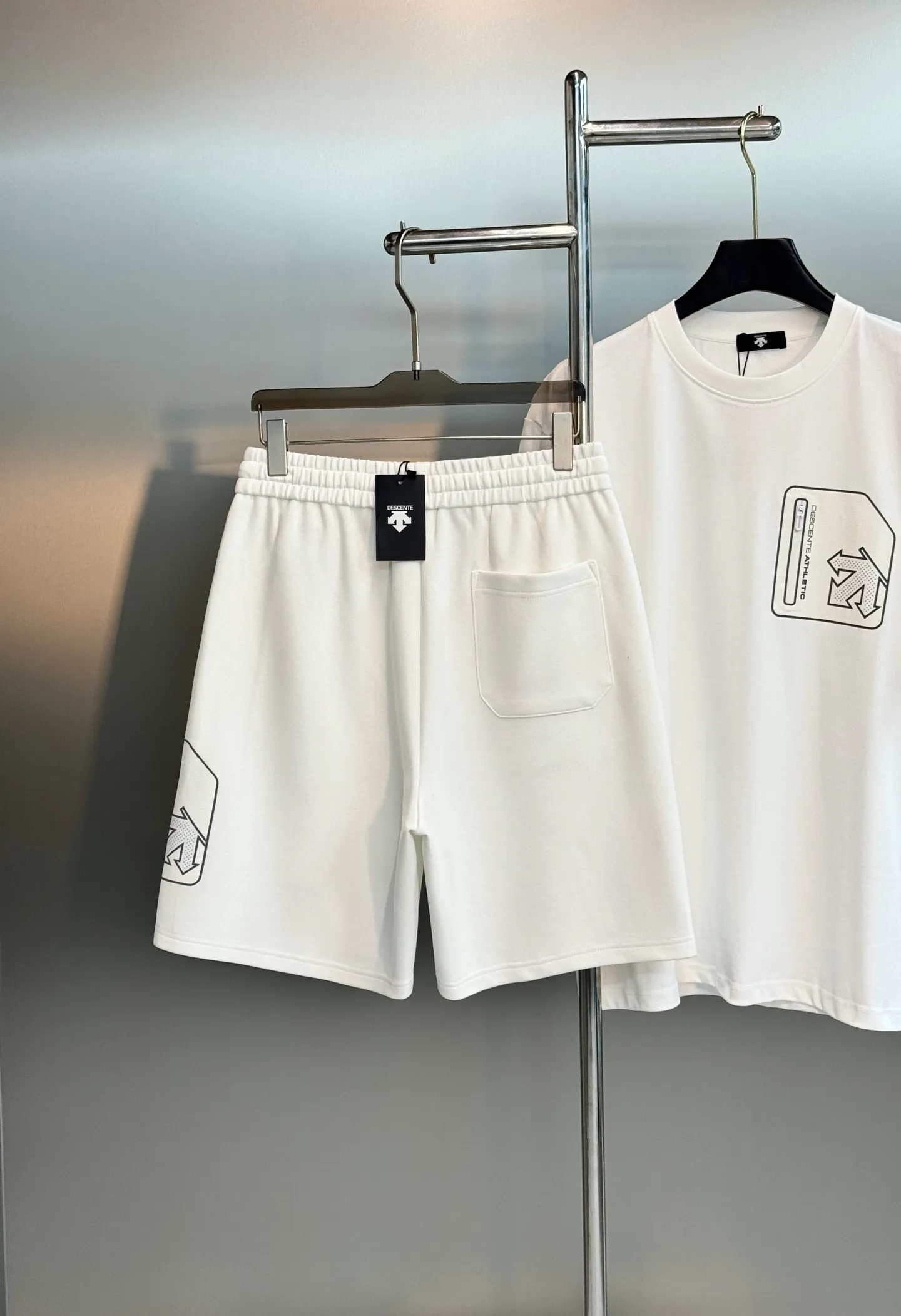 A set of ⚜️Descente New Arrival summer suit. Same Style for men and women❤️Solid color. Pocket design. Brand graphic pockets on the chest and outer thighs. Zippered patch pockets are convenient for storing small items, improving practicality. The patch pockets are printed with brand logos for perfect recognition. The pure cotton material is soft and comfortable. Commonly found in sports T-shirts, jackets, etc., it is both functional and fashionable, and is suitable for daily sports or outdoor! Color: Black.White.Sizes: M-3XL (L is recommended for 175/140 pounds)