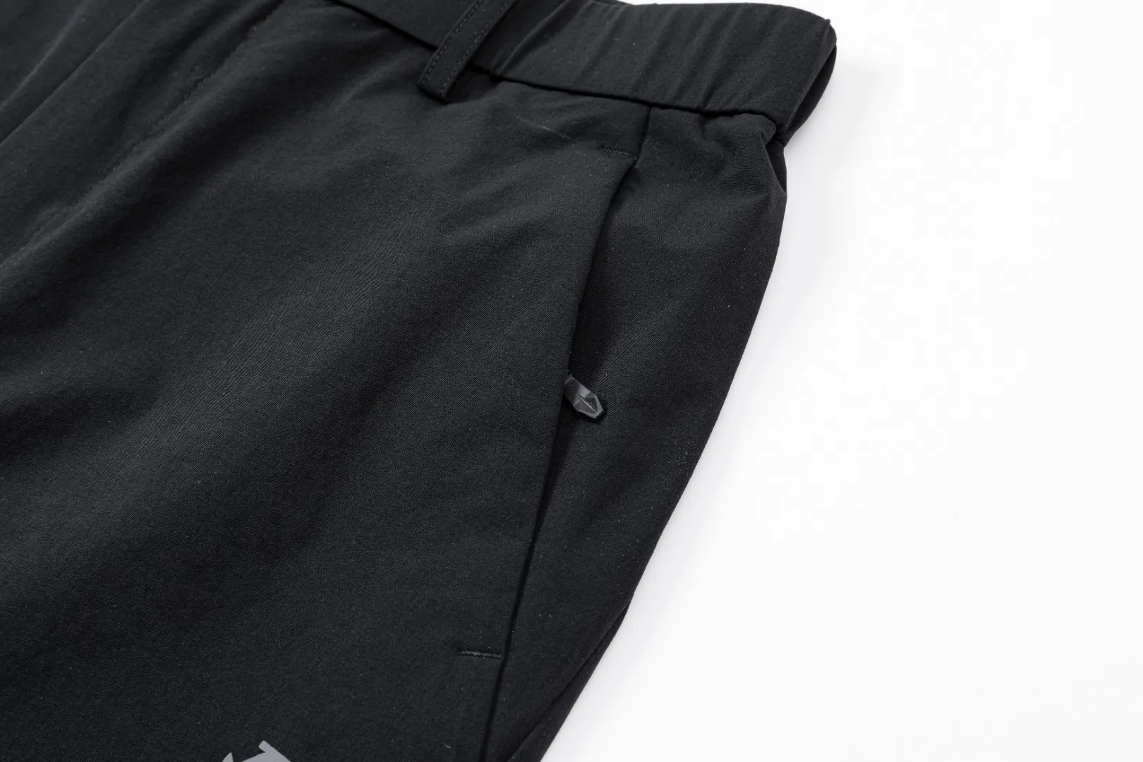 Descente Thin Hot Sale Casual Pants High Elastic Slim Versatile Casual Pants Made of high-density mountaineering fabric provided by customers with four-way elastic fabric! Wear-Resistant is water repellent! Military-grade three-dimensional tailoring, free movement without restriction! Very Versatile, it can be worn for daily work and outdoor sports. This style has been designed by many famous designers and is the perfect combination of fashion, leisure and outdoor sports, so it is your best choice whether you wear it daily or outdoors. The tailoring adopts three-dimensional cutting to make every part more fit and comfortable. The diagonal pockets have new zippers. The knee part has been cut into three dimensions to make it more suitable for sports. Breathable and moisture-wicking, water-repellent, and built-in adjustable belt at the waist, very convenient. Three-dimensional cutting structure, crotch triangle joint design, ergonomic, unrestricted movement. 2 enlarged diagonal pockets for safer placement of items. The craftsmanship of the factory's shipments is indeed outstanding. It is anti-static, anti-pilling, crisp and stylish, and has good Breathable performance! Without going into too much detail, you will understand just by looking at the picture. This item is very unique and is a scarce item. It is not something that is always available. Come to those who know the stuff. Color: Black Size: M-3XL