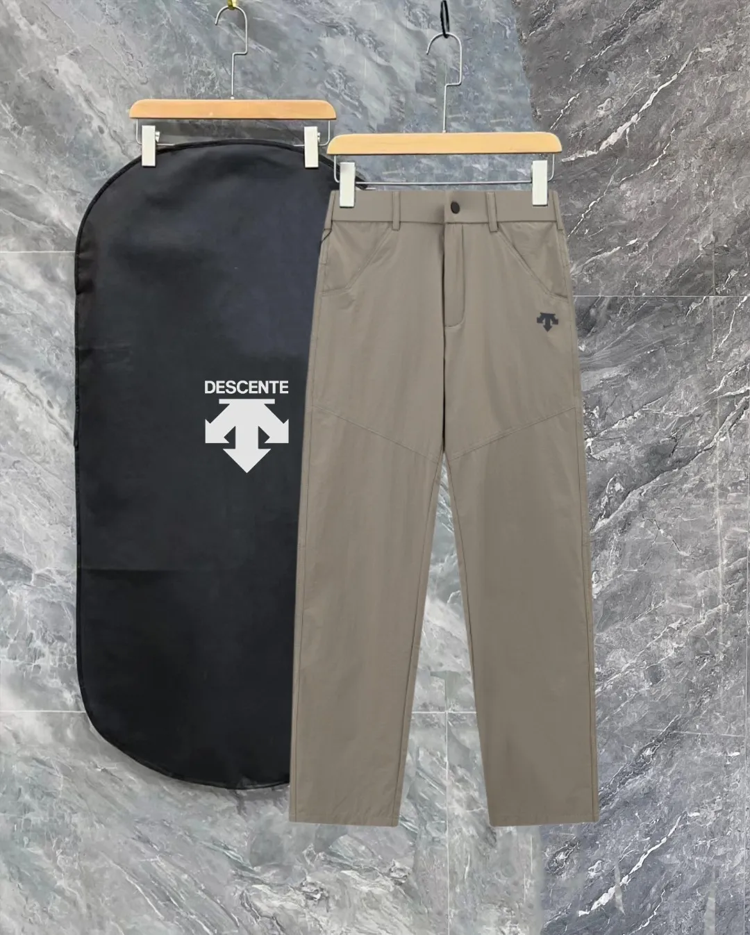 Descente Thin Hot Sale Casual Pants High Elastic Slim Versatile Casual Pants Made of high-density mountaineering fabric provided by customers with four-way elastic fabric! Wear-Resistant is water repellent! Military-grade three-dimensional tailoring, free movement without restriction! Very Versatile, it can be worn for daily work and outdoor sports. This style has been designed by many famous designers and is the perfect combination of fashion, leisure and outdoor sports, so it is your best choice whether you wear it daily or outdoors. The tailoring adopts three-dimensional cutting to make every part more fit and comfortable. The diagonal pockets have new zippers. The knee part has been cut into three dimensions to make it more suitable for sports. Breathable and moisture-wicking, water-repellent, and built-in adjustable belt at the waist, very convenient. Three-dimensional cutting structure, crotch triangle joint design, ergonomic, unrestricted movement. 2 enlarged diagonal pockets for safer placement of items. The craftsmanship of the factory's shipments is indeed outstanding. It is anti-static, anti-pilling, crisp and stylish, and has good Breathable performance! I won’t go into too much detail, but you will understand just by looking at the picture. This item is very unique and is a scarce item. It is not something that is always available. Come to those who know the stuff. Size: M-3XL
